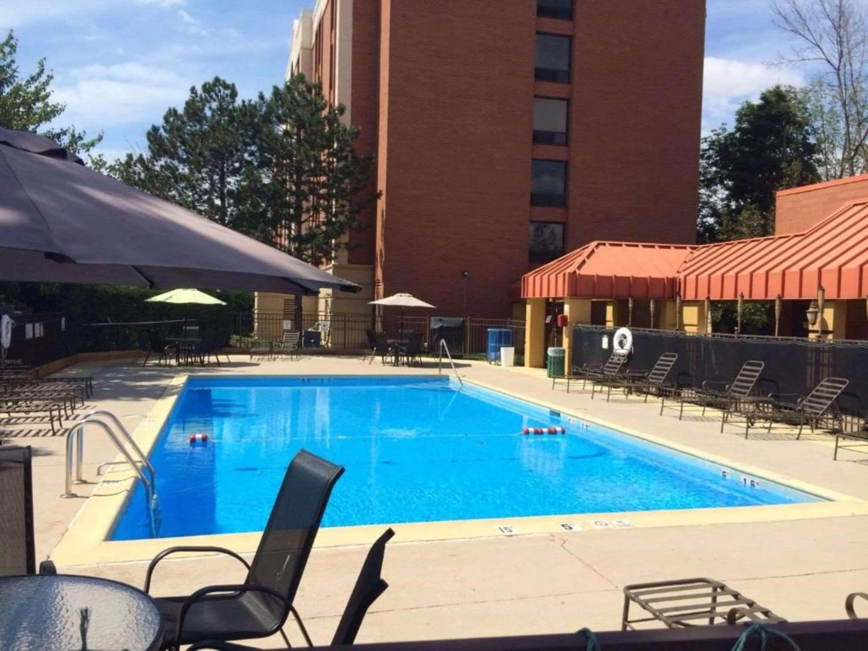 Swimming pool in Radisson Hotel Schaumburg