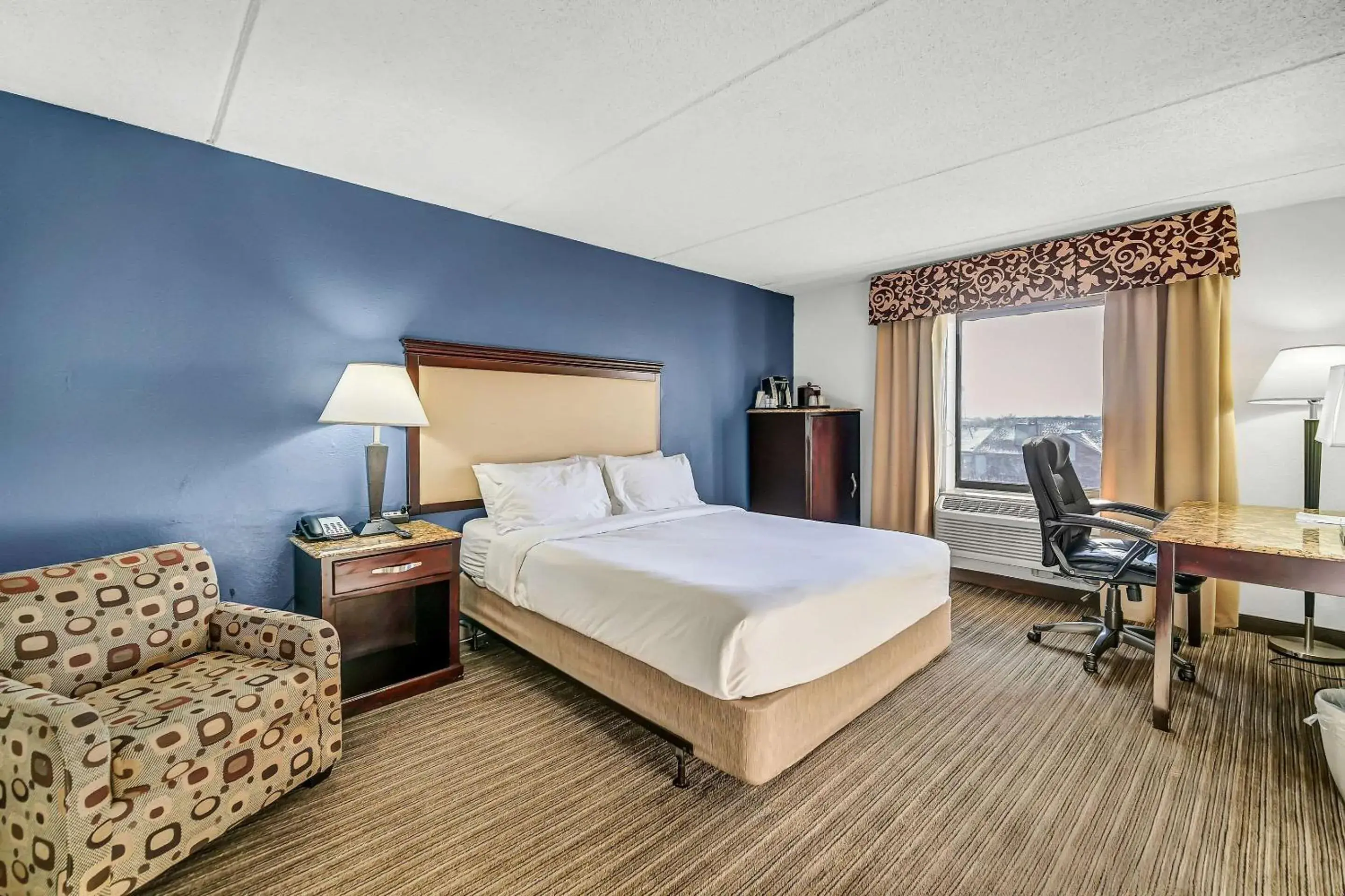 Bedroom, Bed in Radisson Hotel Schaumburg Bedroom, Bed in Radisson Hotel Schaumburg