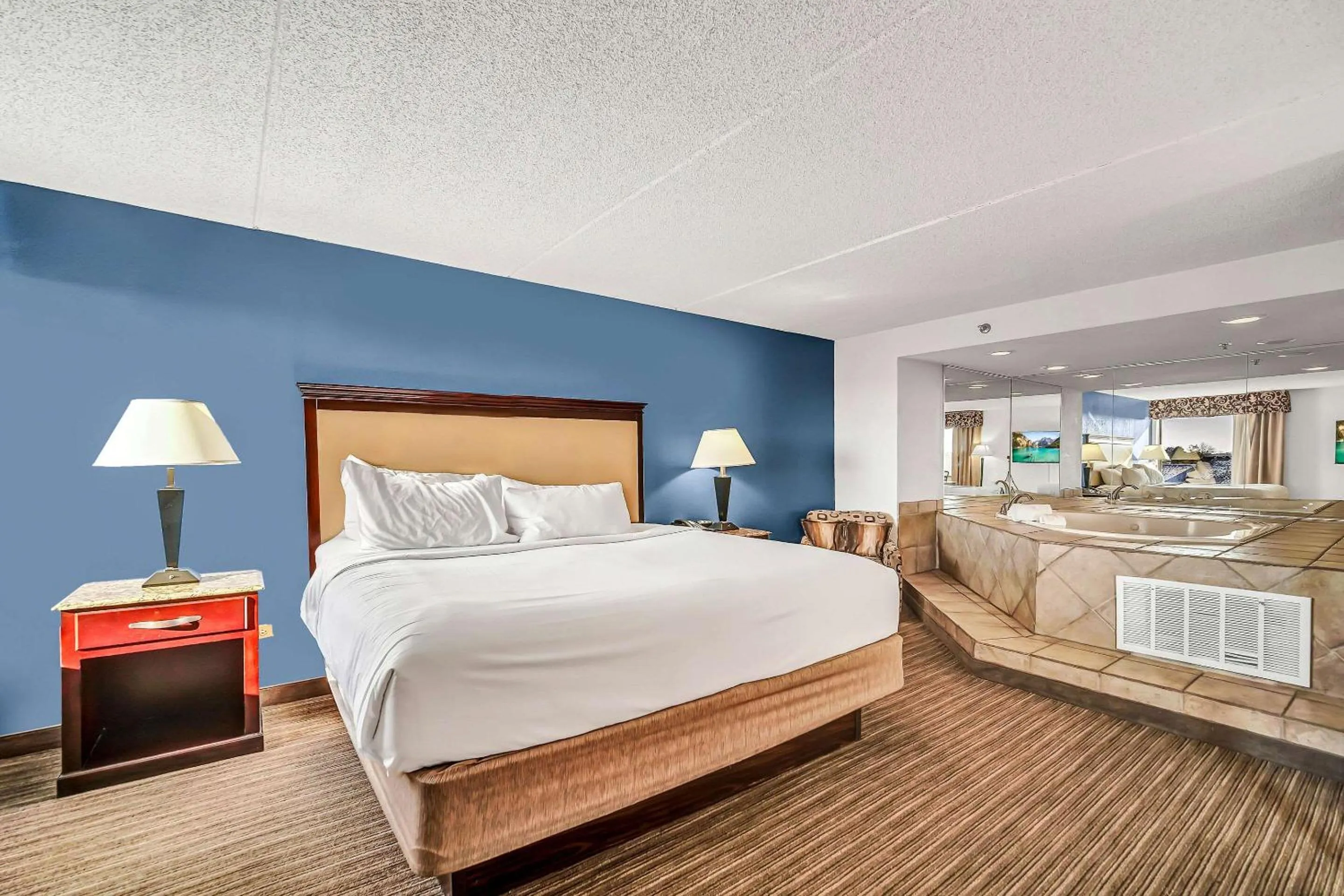 Bedroom, Bed in Radisson Hotel Schaumburg