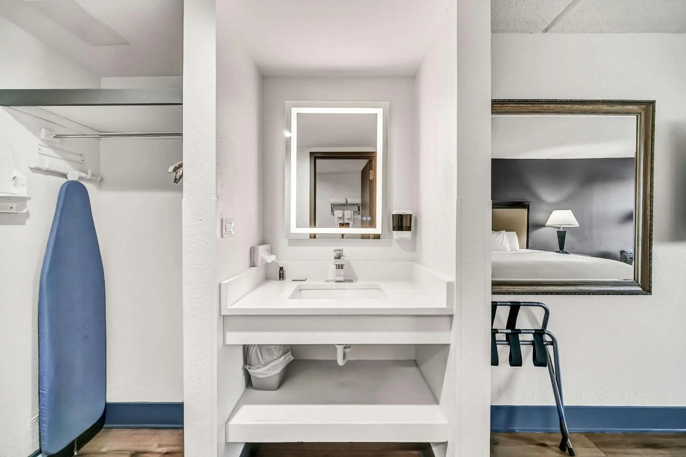 Bedroom in Radisson Hotel Schaumburg Bedroom in Radisson Hotel Schaumburg