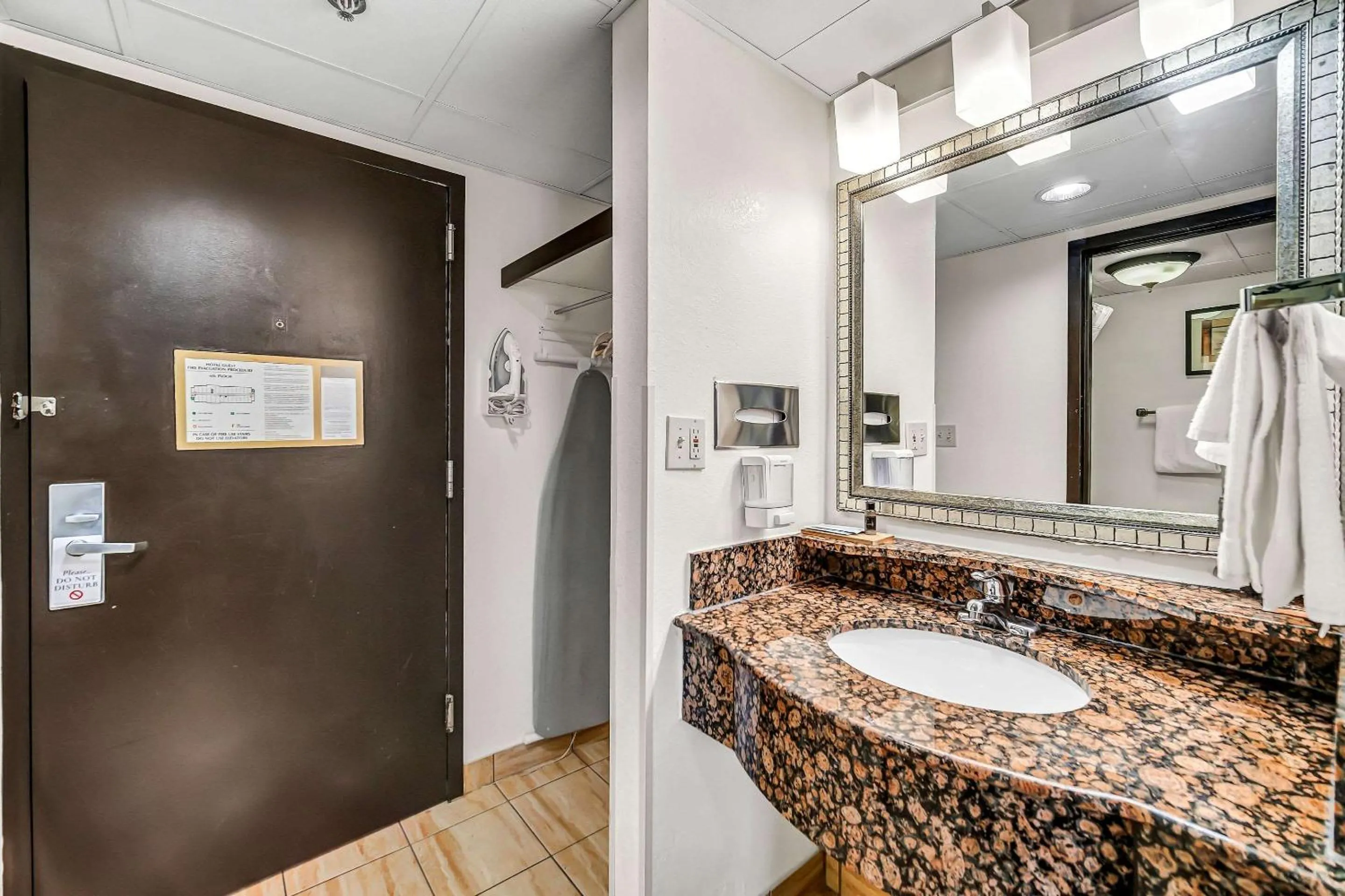 Bedroom in Radisson Hotel Schaumburg