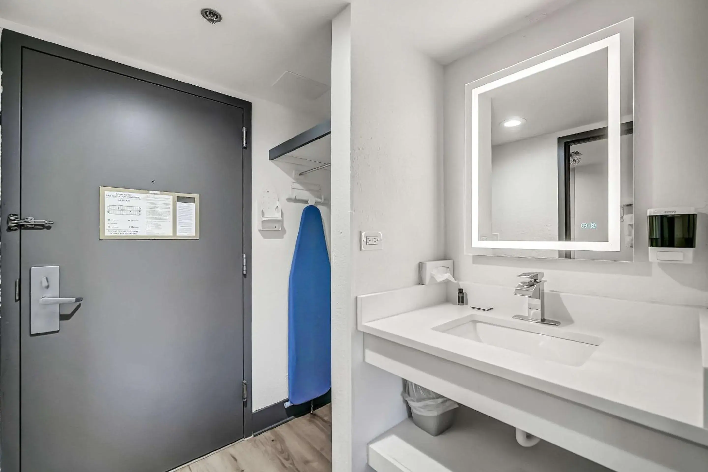 Bedroom, Bed in Radisson Hotel Schaumburg Bedroom, Bed in Radisson Hotel Schaumburg