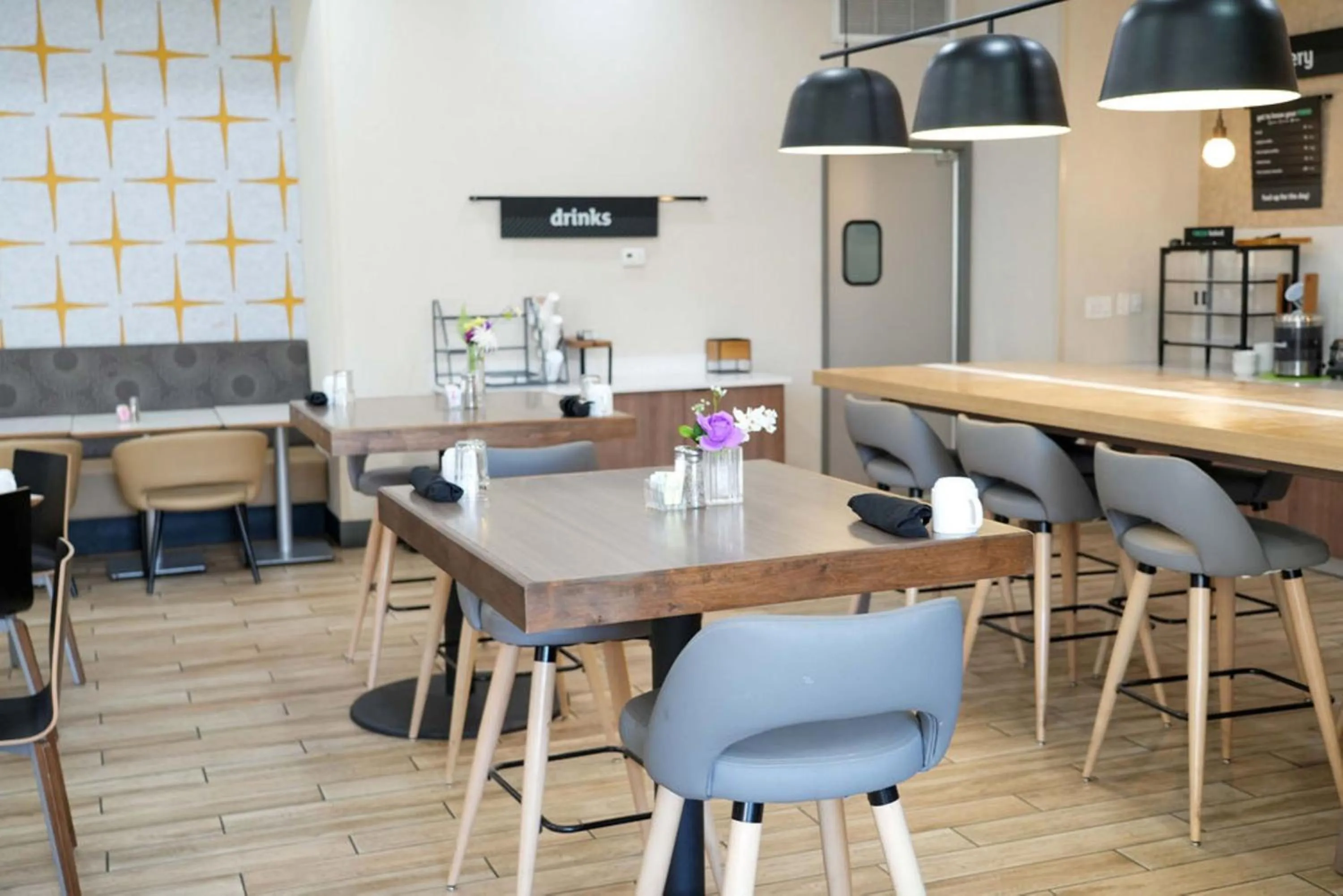 Restaurant/places to eat in Holiday Inn & Suites Phoenix Airport by IHG