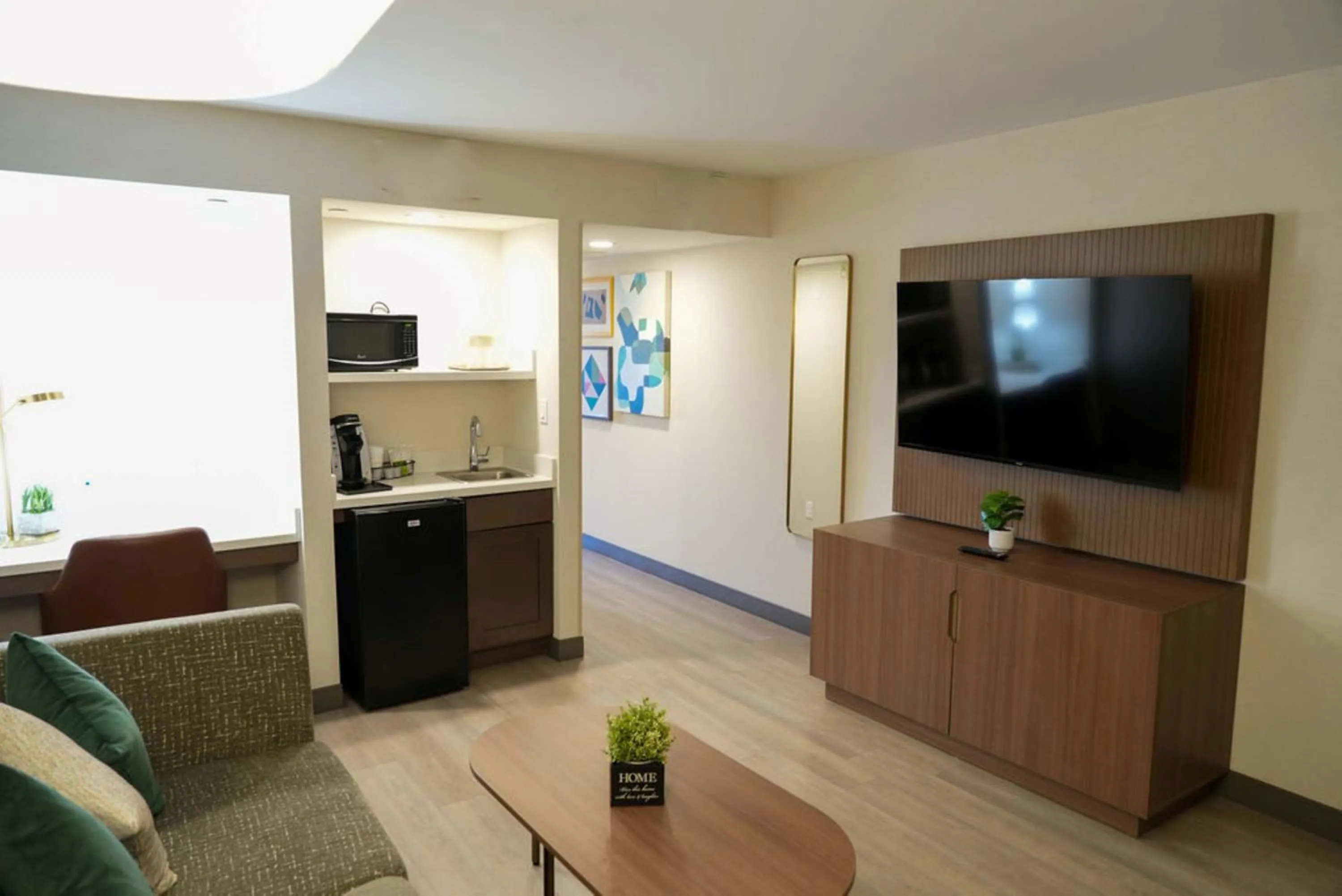 Photo of the whole room in Holiday Inn & Suites Phoenix Airport by IHG