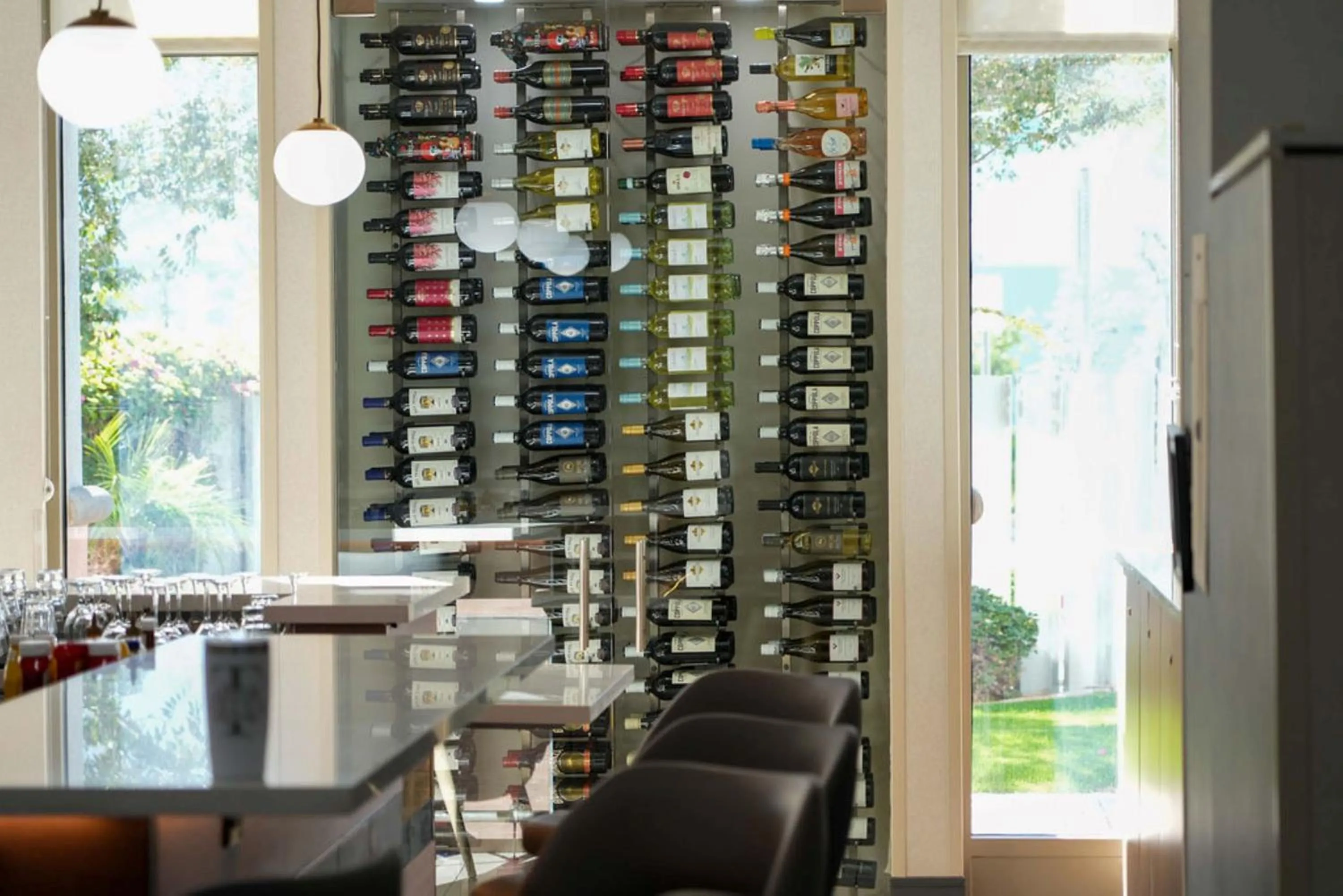 Lounge or bar in Holiday Inn & Suites Phoenix Airport by IHG