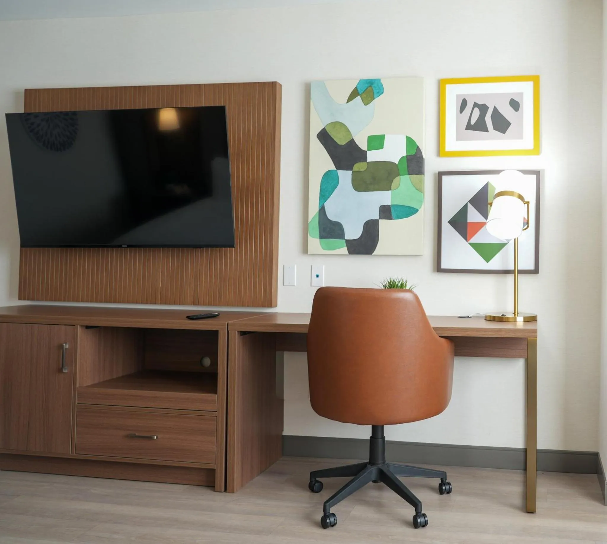 Photo of the whole room in Holiday Inn & Suites Phoenix Airport by IHG