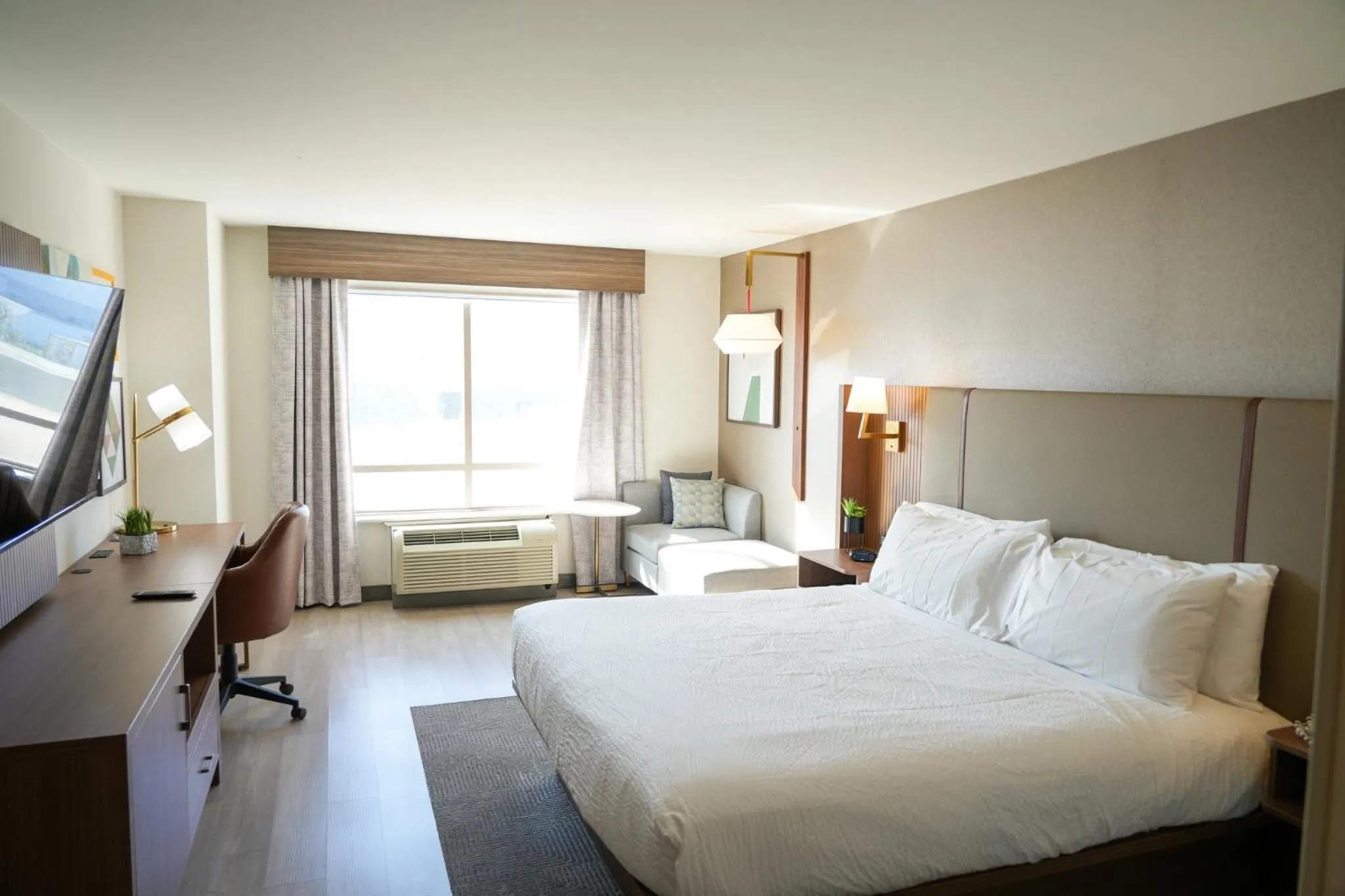 Photo of the whole room, Bed in Holiday Inn & Suites Phoenix Airport by IHG