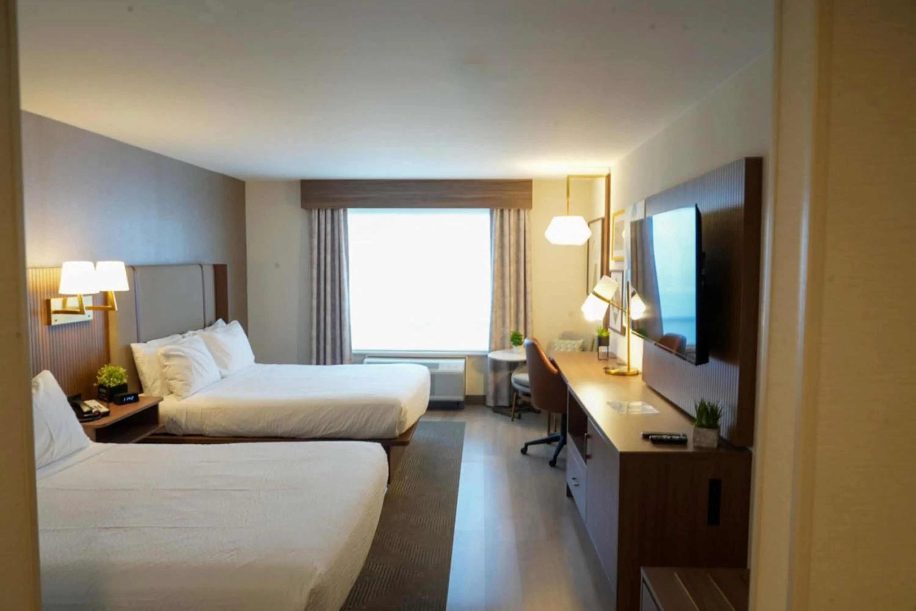 Photo of the whole room, Bed in Holiday Inn & Suites Phoenix Airport by IHG