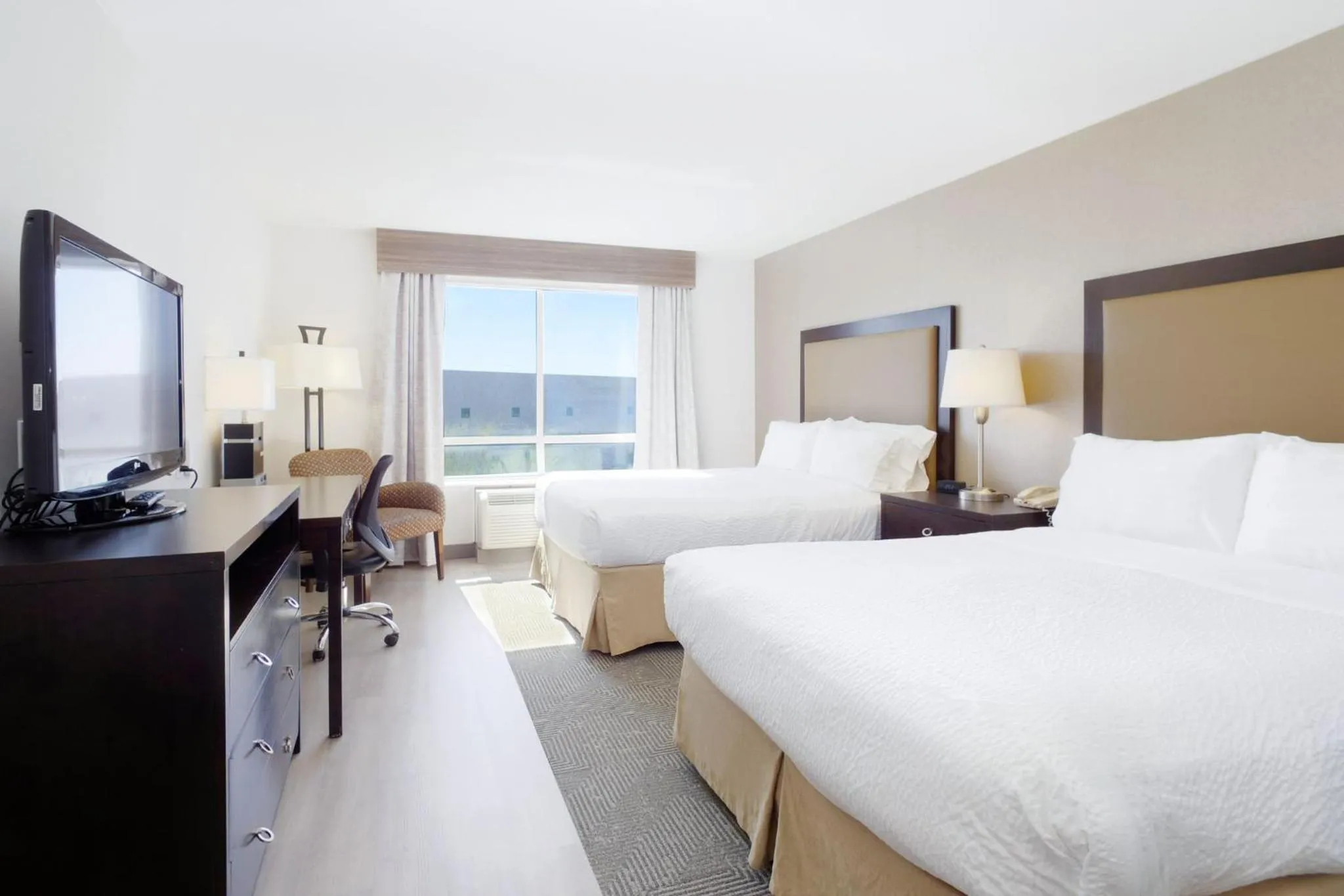 Photo of the whole room, Bed in Holiday Inn & Suites Phoenix Airport by IHG