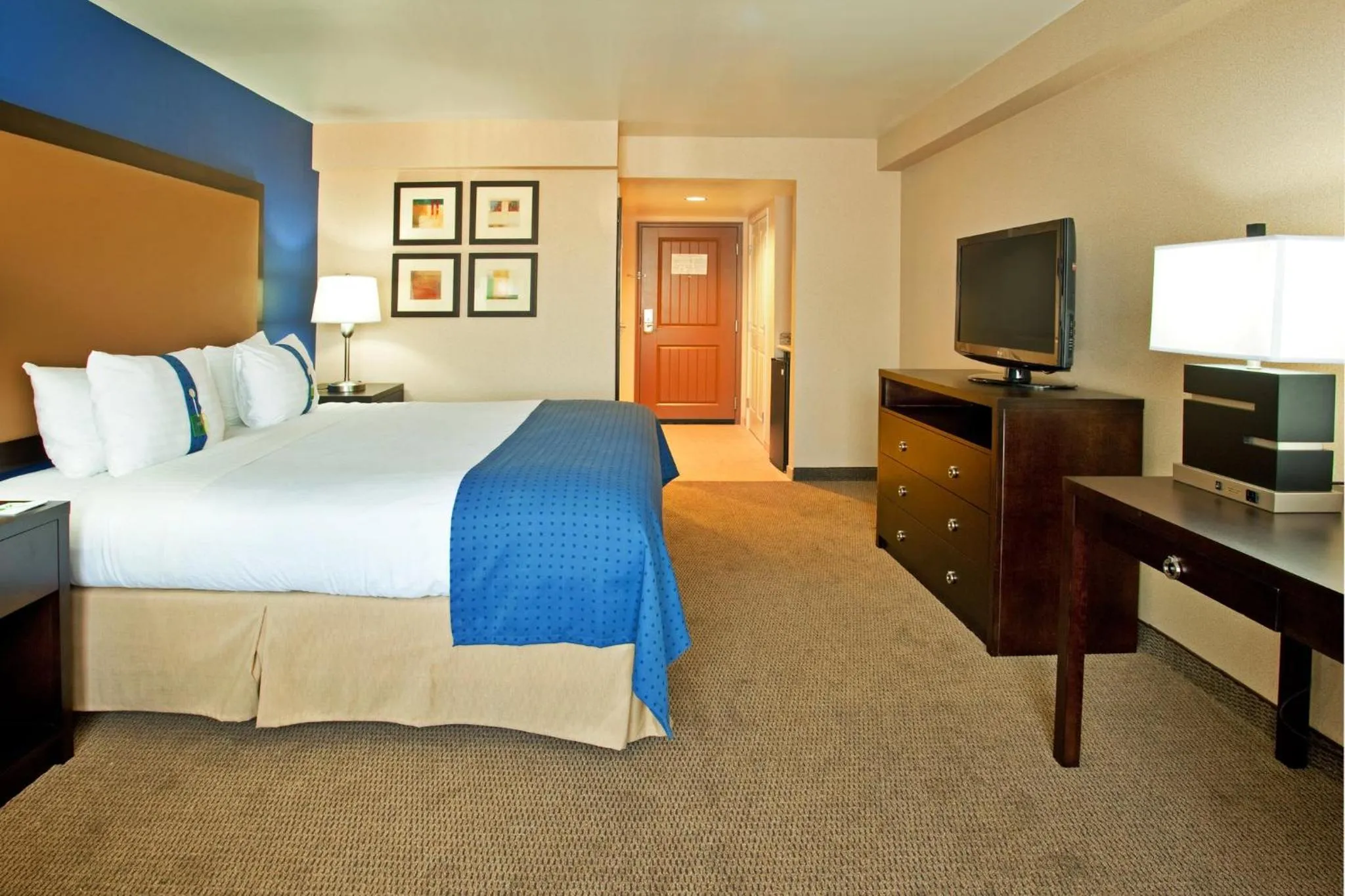 Photo of the whole room, Bed in Holiday Inn & Suites Phoenix Airport by IHG