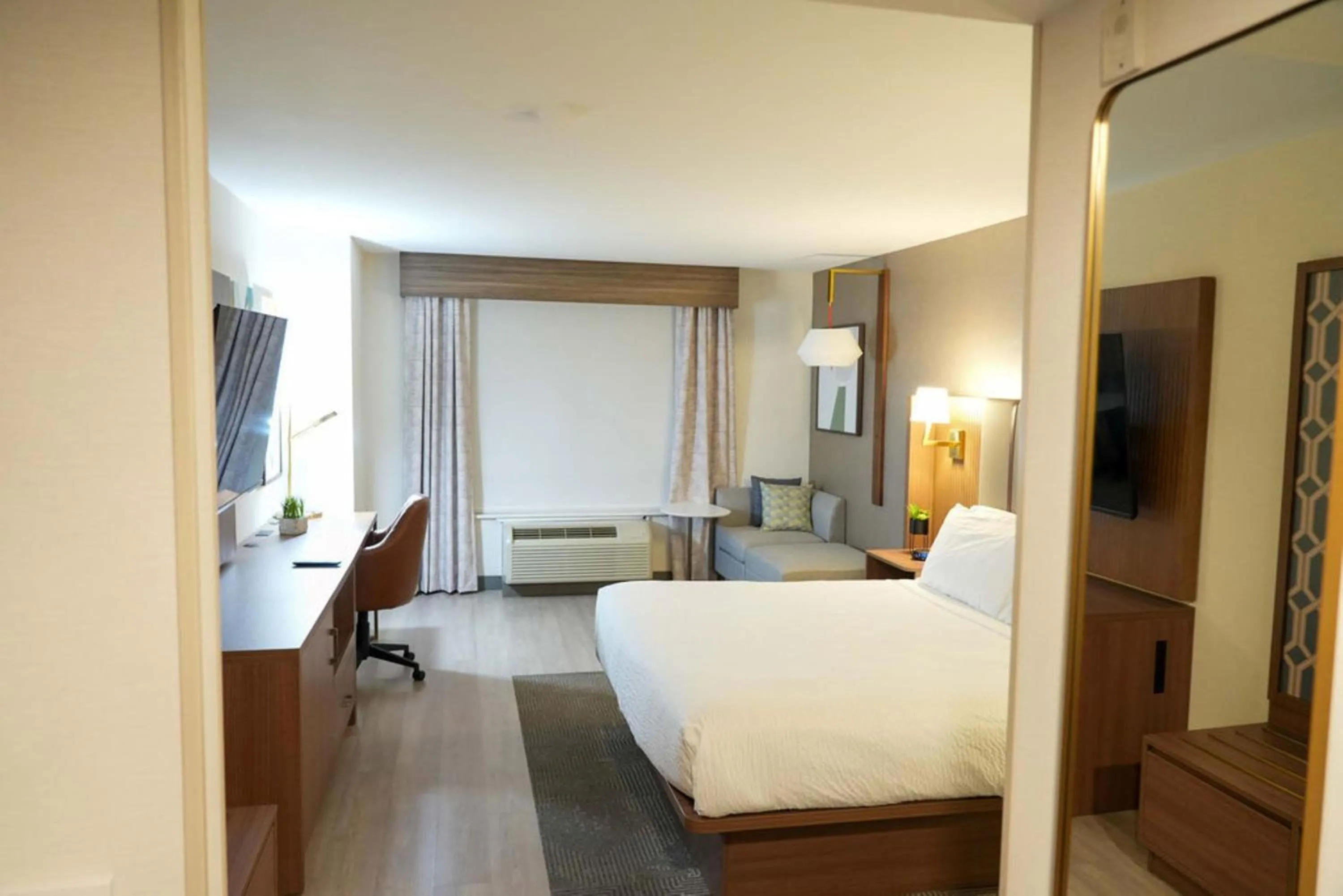 Photo of the whole room, Bed in Holiday Inn & Suites Phoenix Airport by IHG