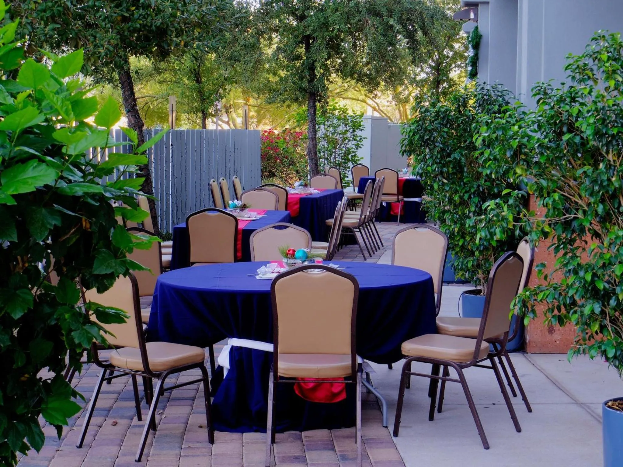 Meeting/conference room in Holiday Inn & Suites Phoenix Airport by IHG