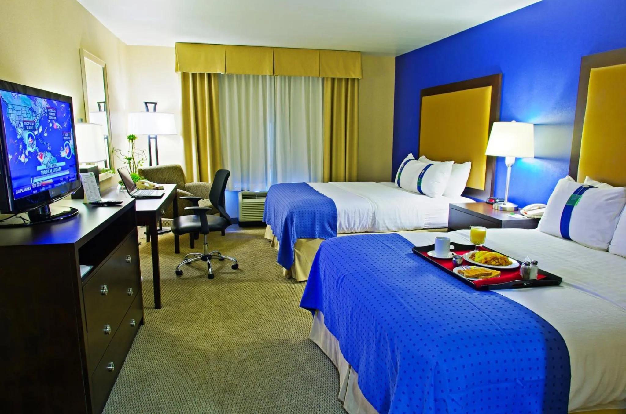 Photo of the whole room, Bed in Holiday Inn & Suites Phoenix Airport by IHG