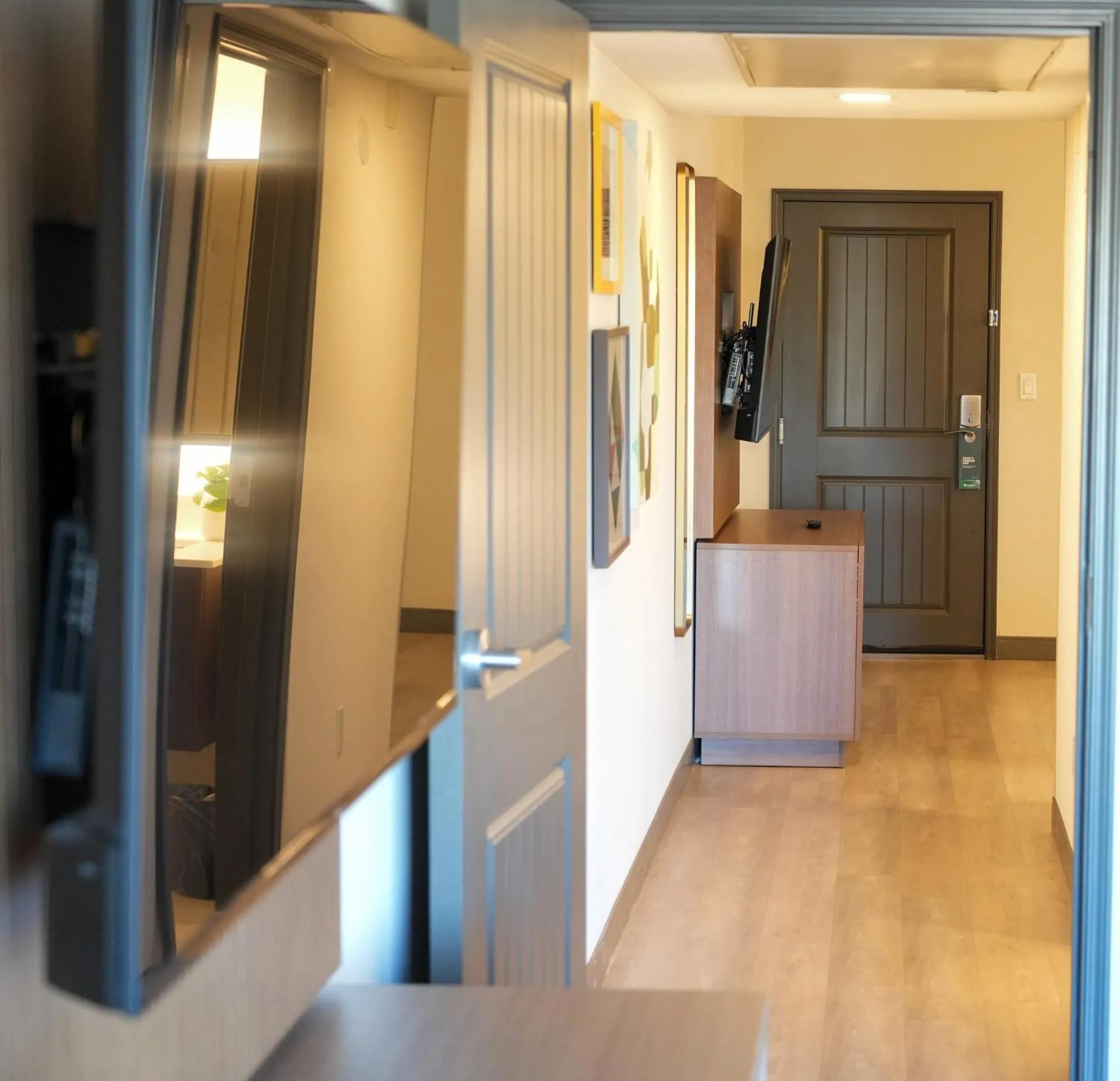 Photo of the whole room in Holiday Inn & Suites Phoenix Airport by IHG