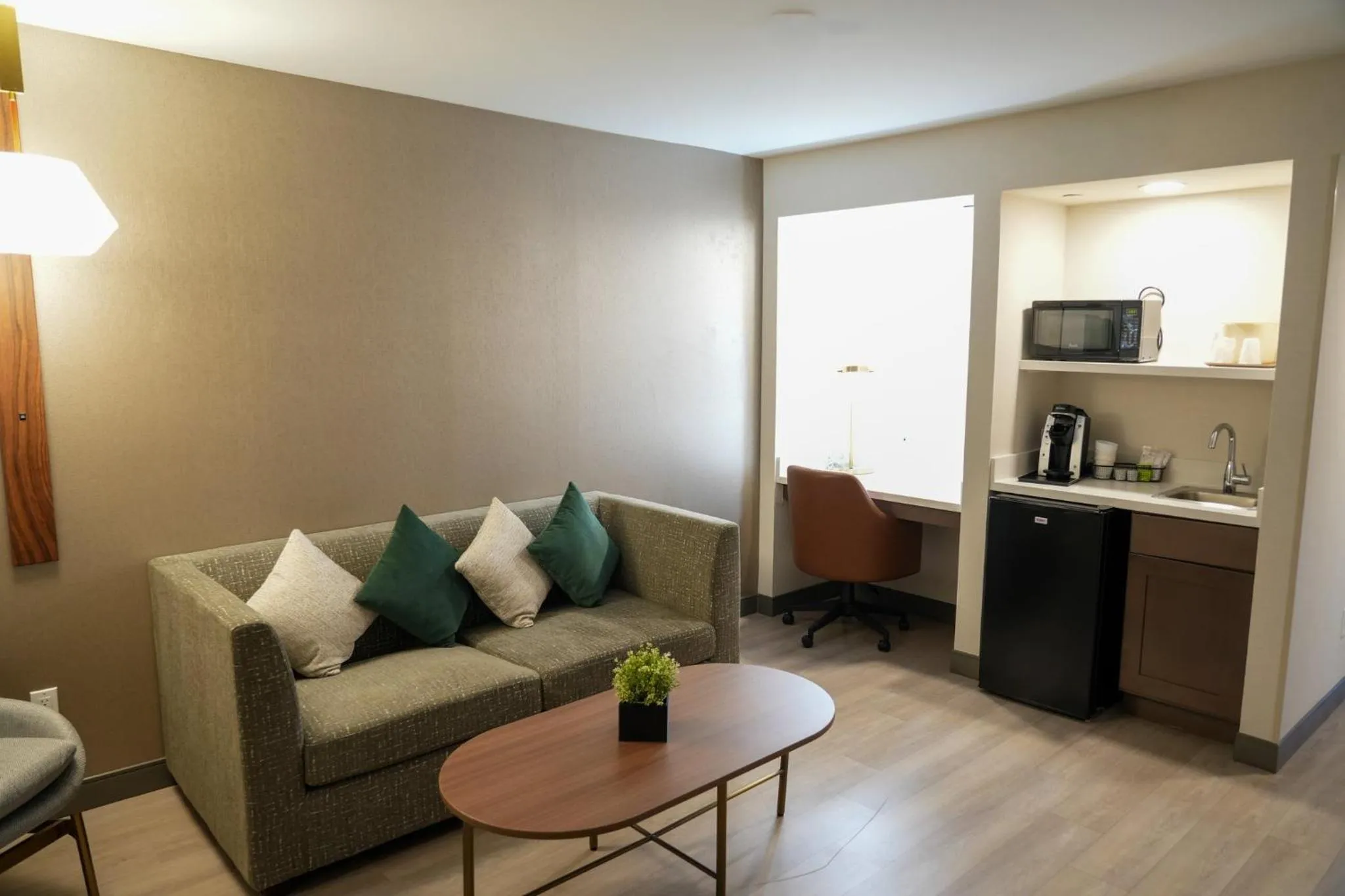 Photo of the whole room in Holiday Inn & Suites Phoenix Airport by IHG