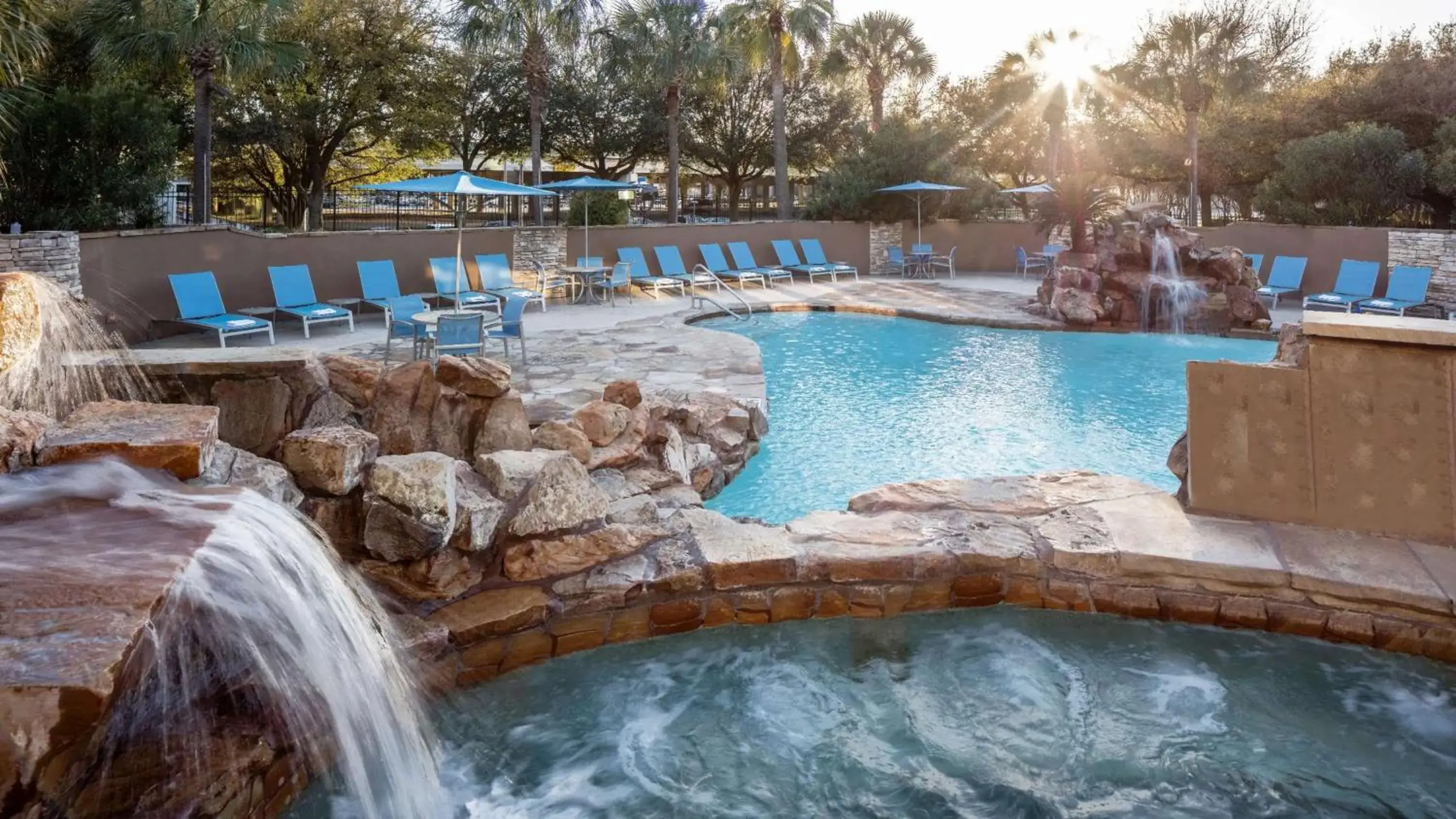 Pool view in Sonesta Hotel Houston IAH Airport Pool view in Sonesta Hotel Houston IAH Airport