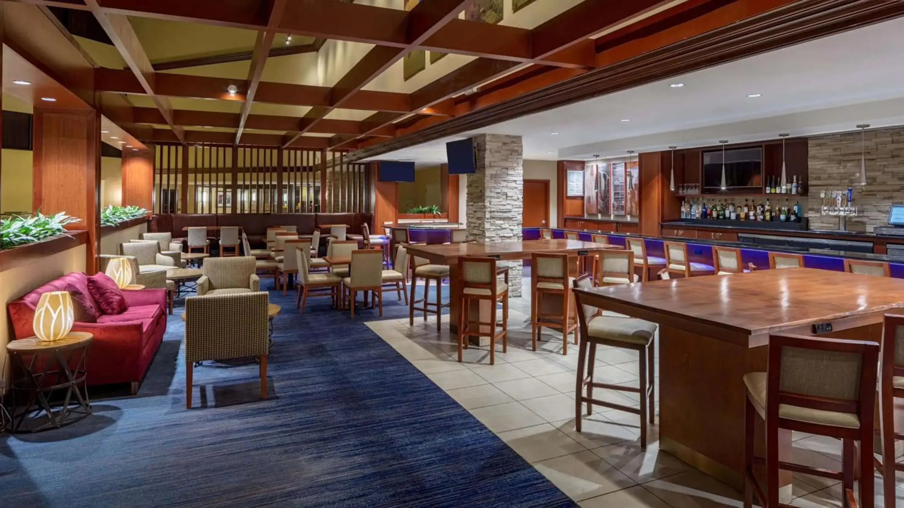 Lounge or bar in Sonesta Hotel Houston IAH Airport Lounge or bar in Sonesta Hotel Houston IAH Airport