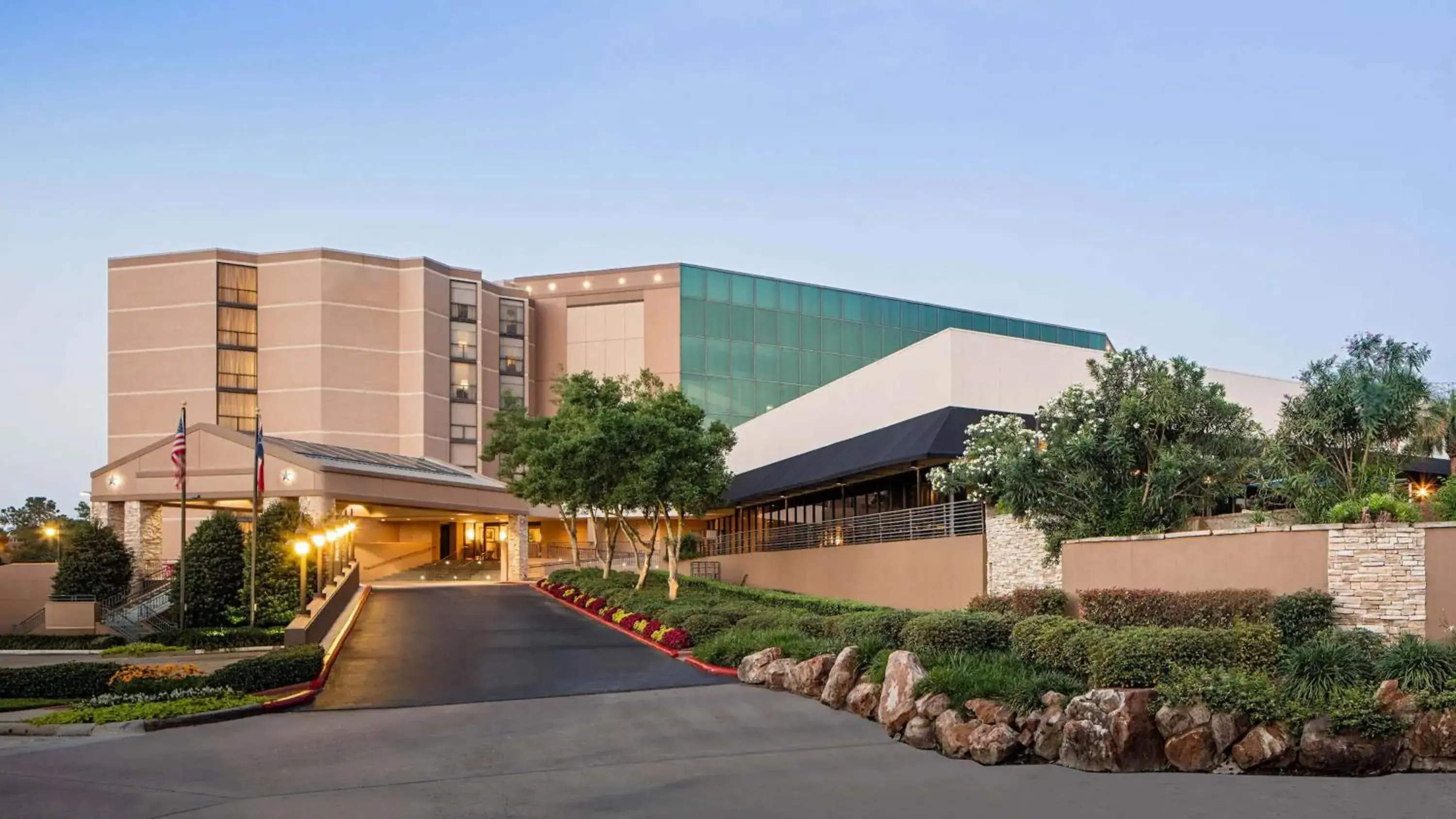 Property building in Sonesta Hotel Houston IAH Airport Property building in Sonesta Hotel Houston IAH Airport