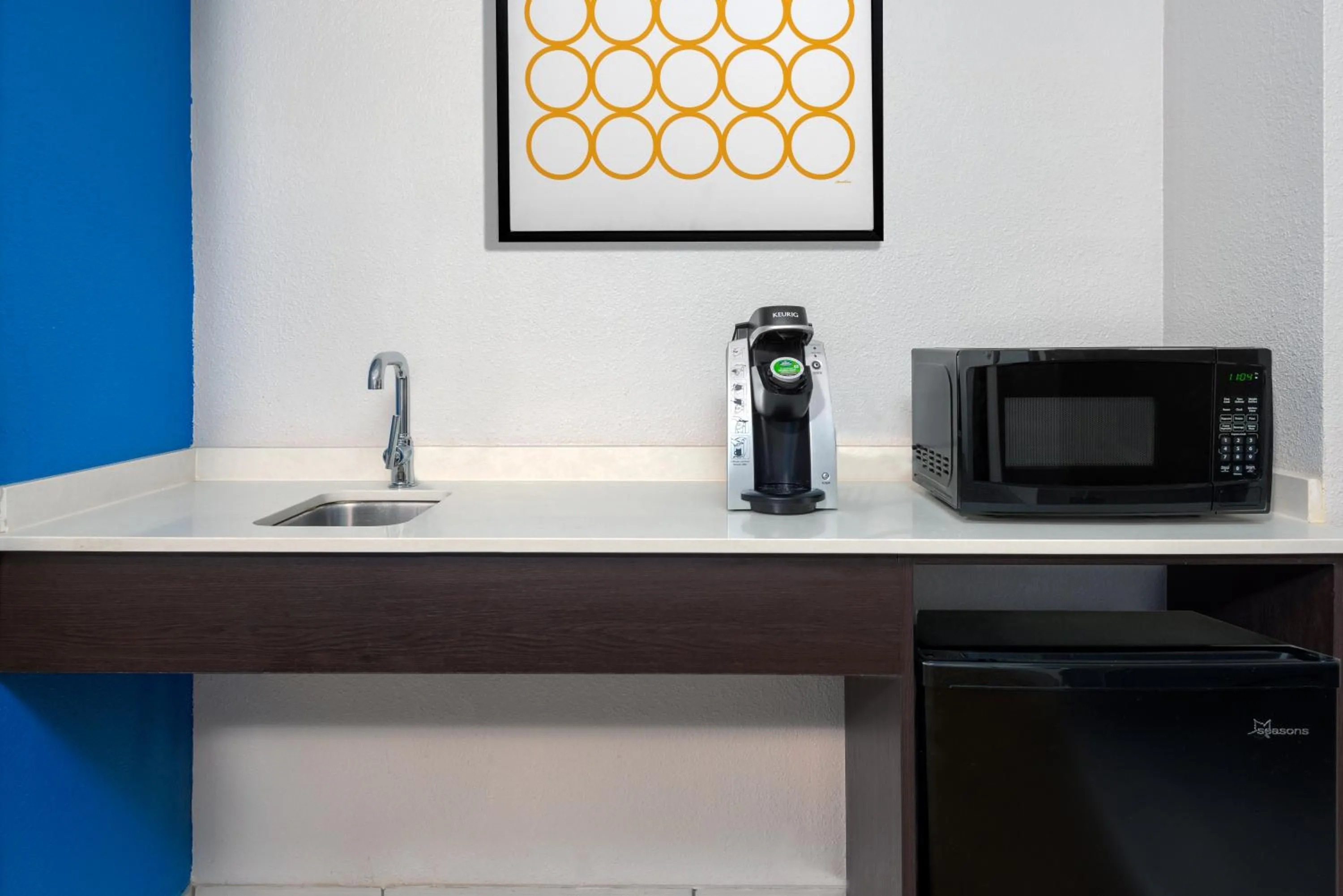 Kitchen or kitchenette in Holiday Inn Express Miami Airport Doral Area by IHG