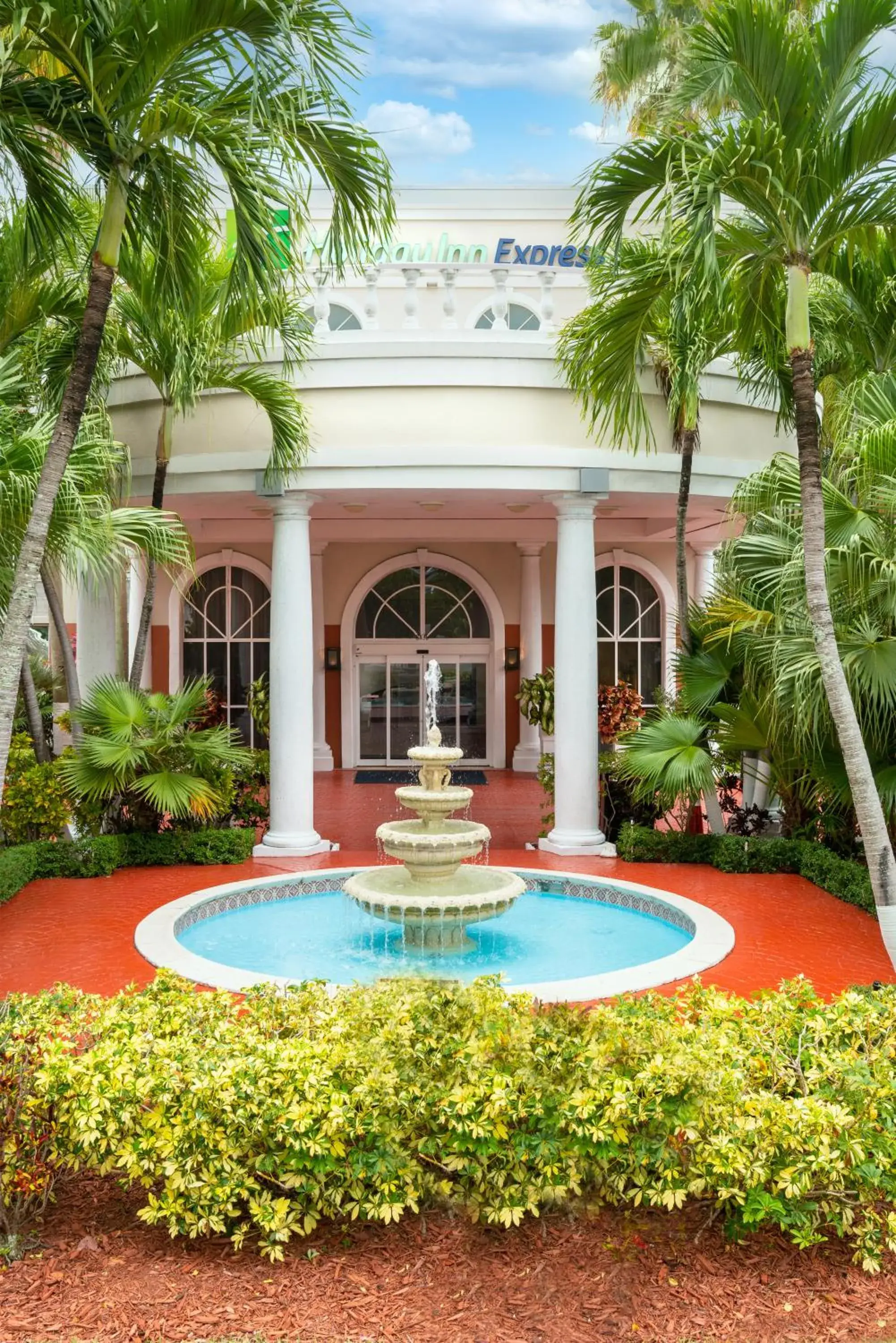 Property building in Holiday Inn Express Miami Airport Doral Area by IHG Property building in Holiday Inn Express Miami Airport Doral Area by IHG