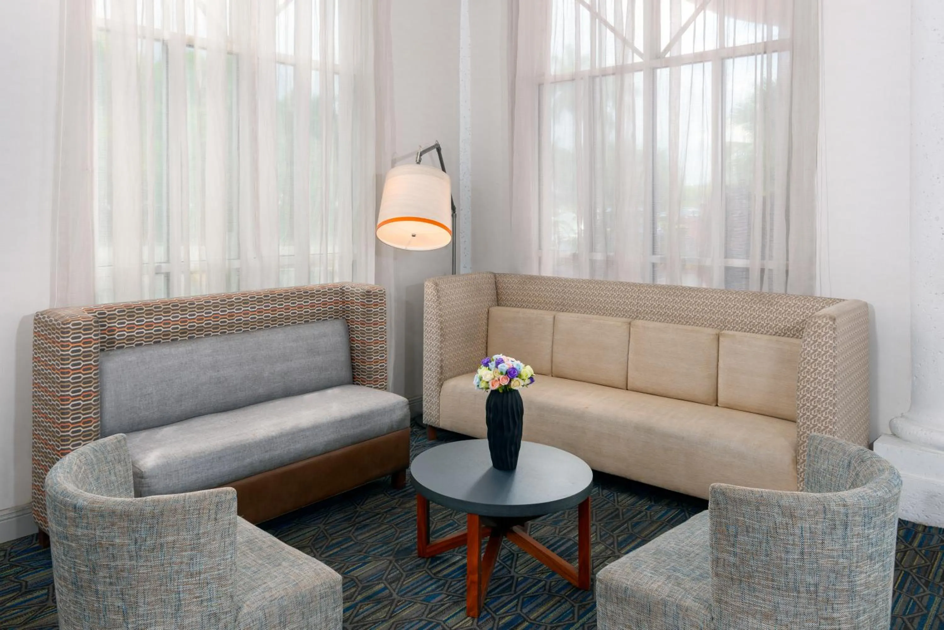Communal lounge/ TV room in Holiday Inn Express Miami Airport Doral Area by IHG