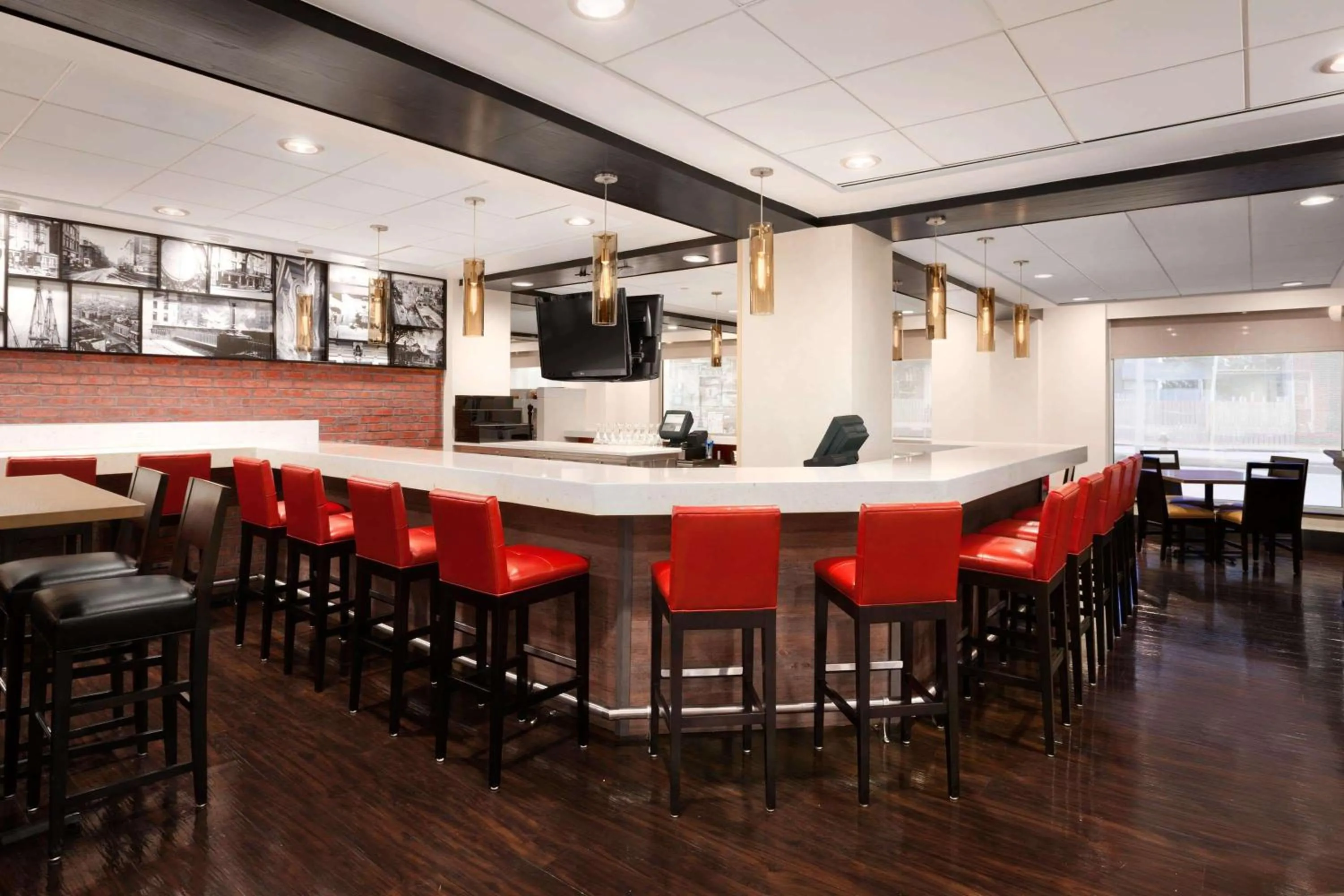 Lounge or bar in Wyndham Boston Beacon Hill