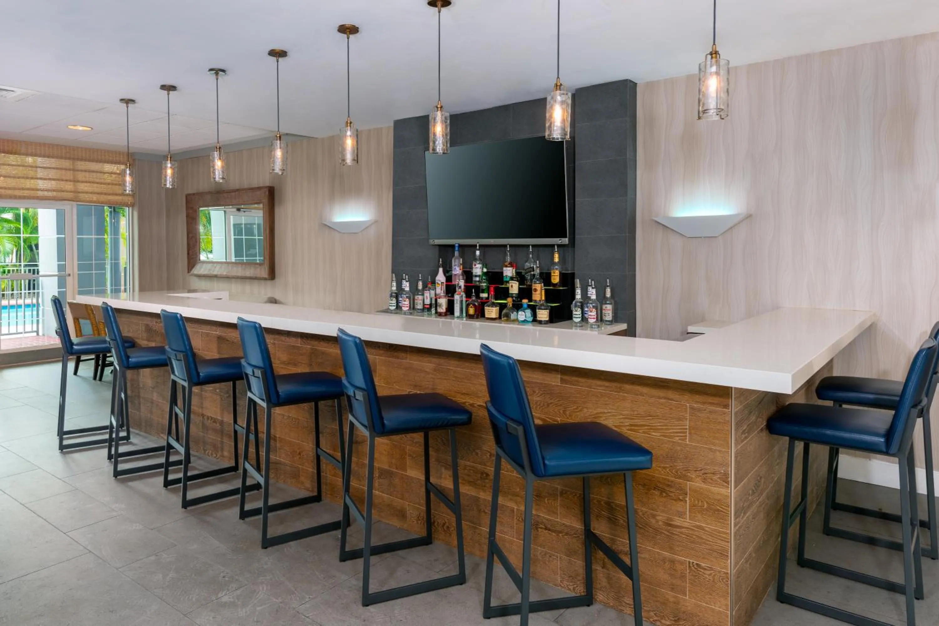 Lounge or bar in Holiday Inn Miami-Doral Area by IHG