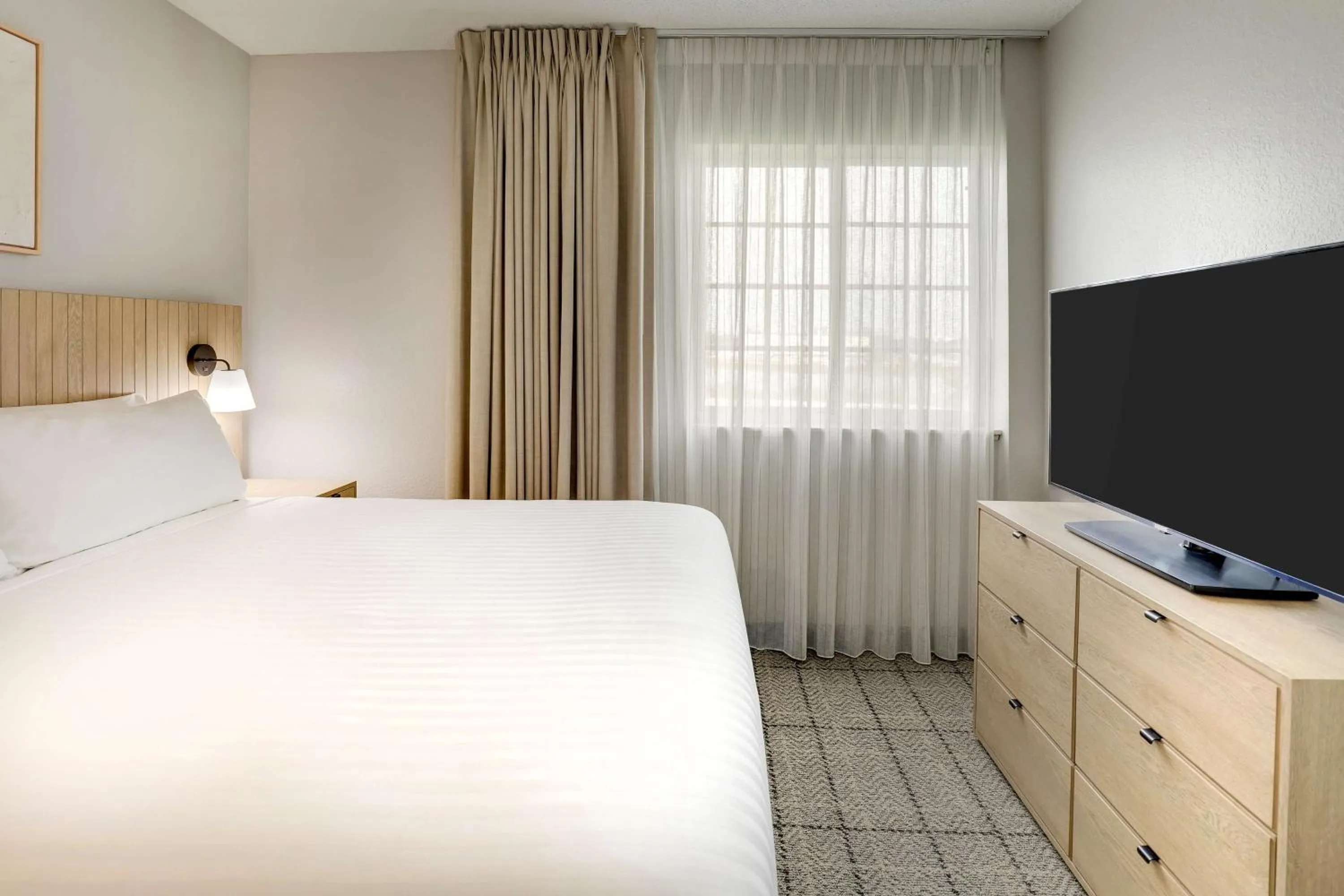 Photo of the whole room, Bed in Sonesta Simply Suites Miami Airport Doral