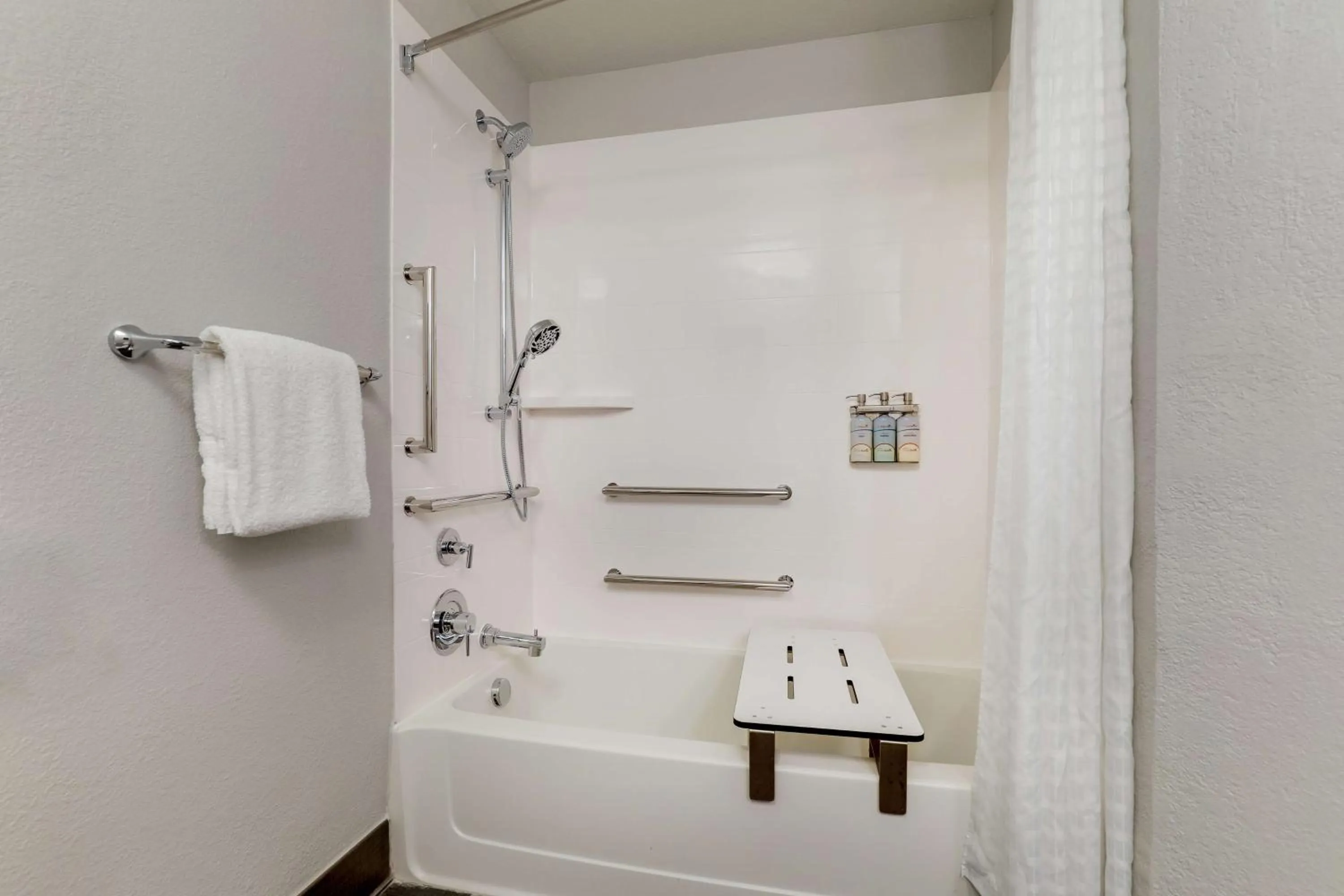 Bathroom in Sonesta Simply Suites Miami Airport Doral