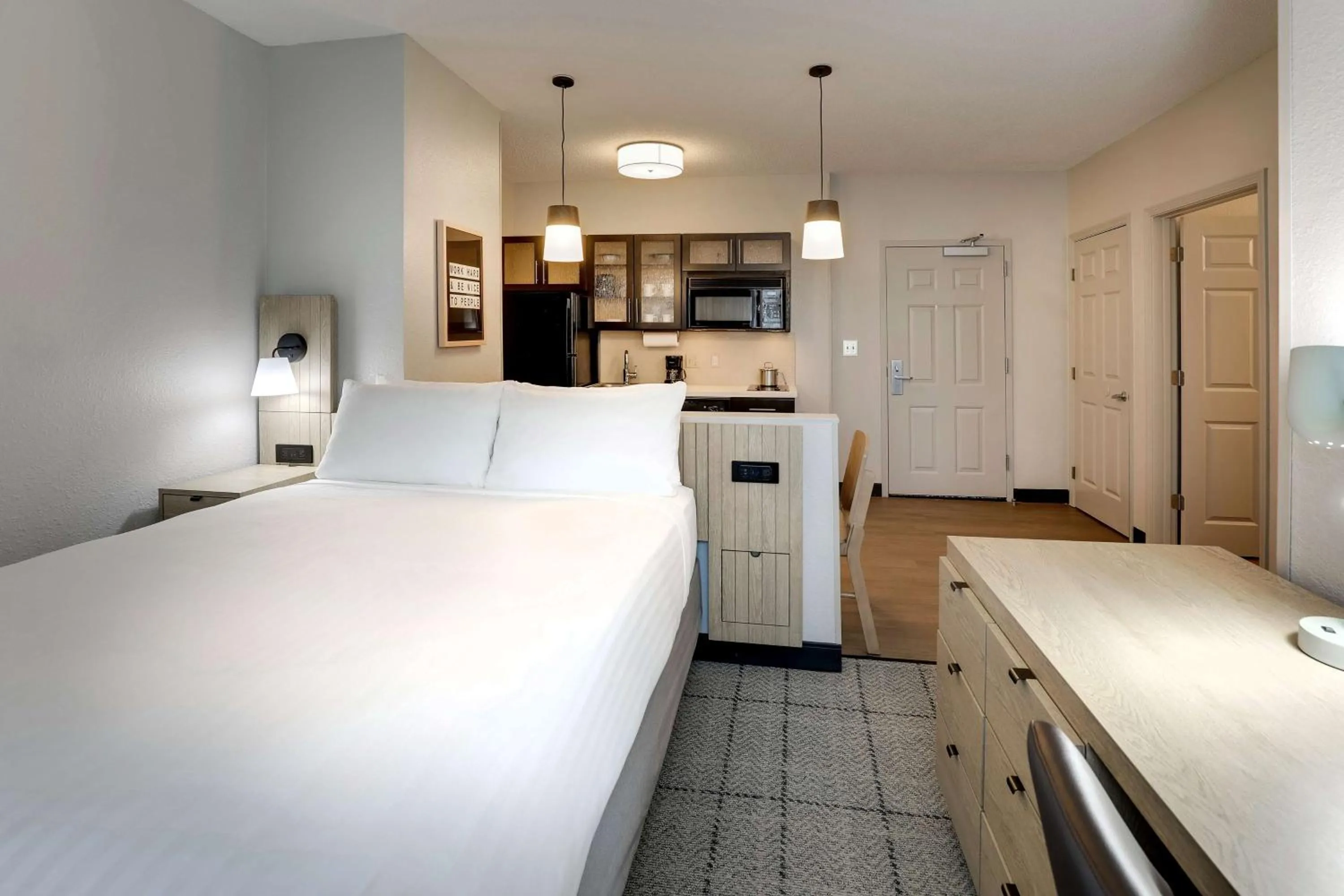 Photo of the whole room, Bed in Sonesta Simply Suites Miami Airport Doral