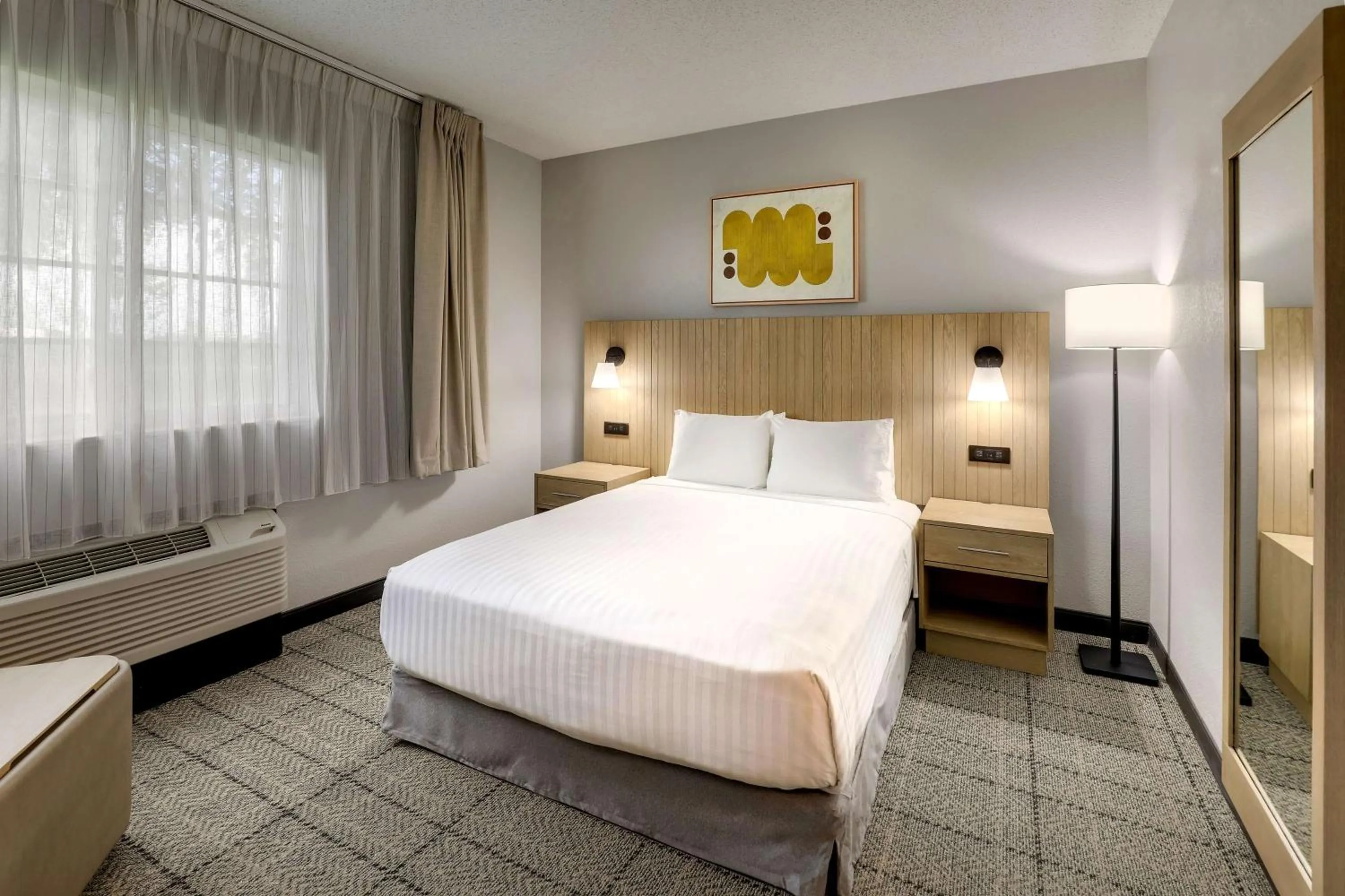 Photo of the whole room, Bed in Sonesta Simply Suites Miami Airport Doral