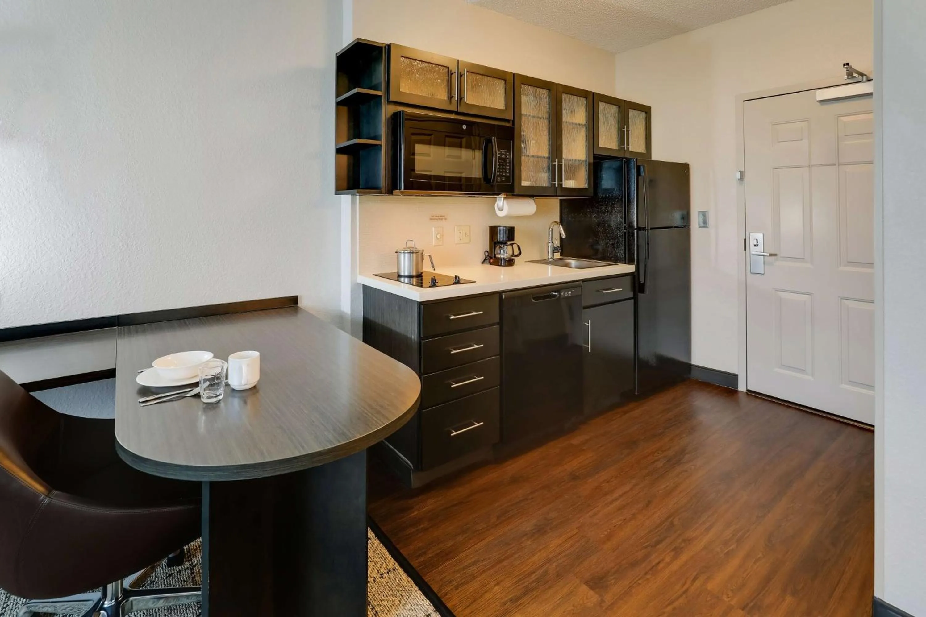 Kitchen or kitchenette in Sonesta Simply Suites Miami Airport Doral