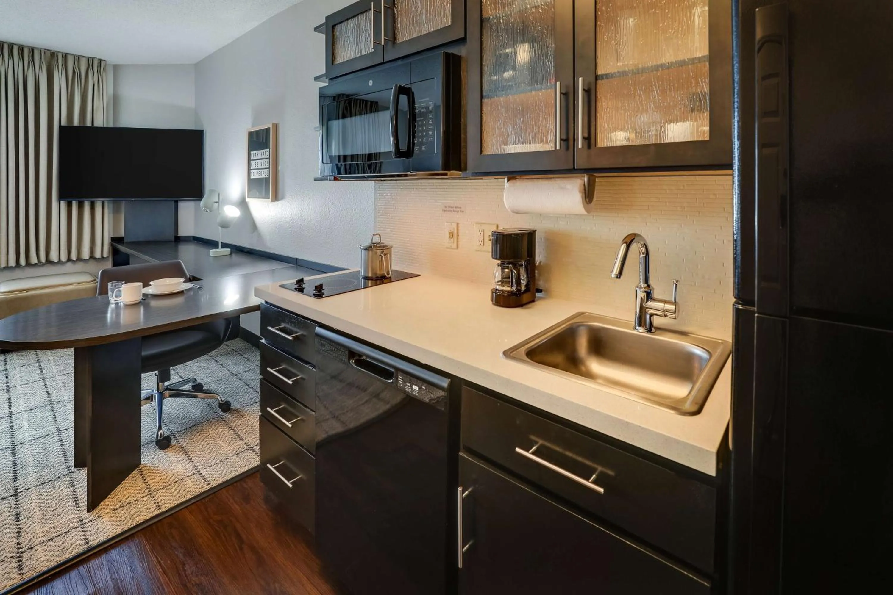 Kitchen or kitchenette in Sonesta Simply Suites Miami Airport Doral