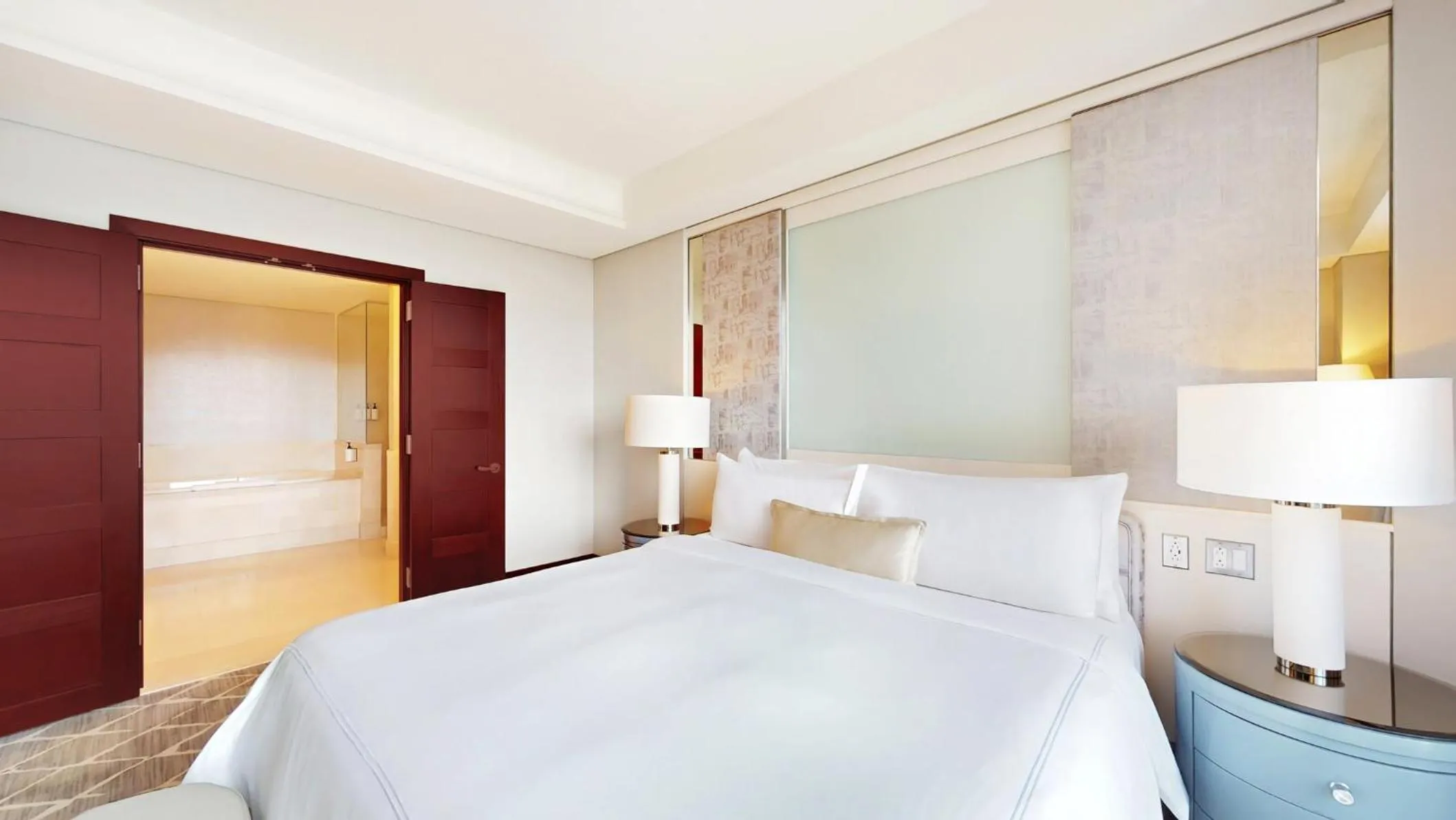 Photo of the whole room, Bed in InterContinental Boston by IHG