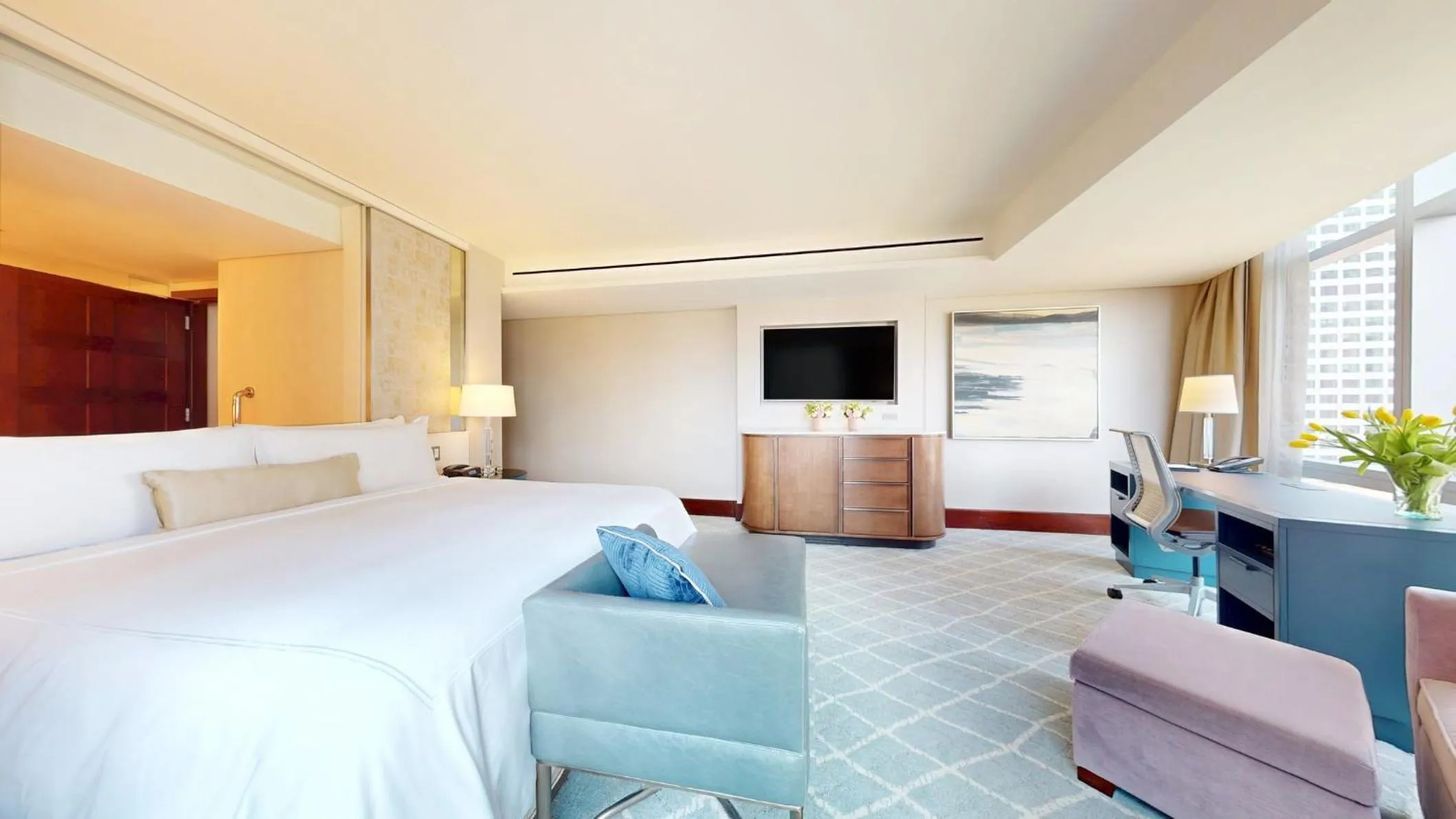 Photo of the whole room, Bed in InterContinental Boston by IHG