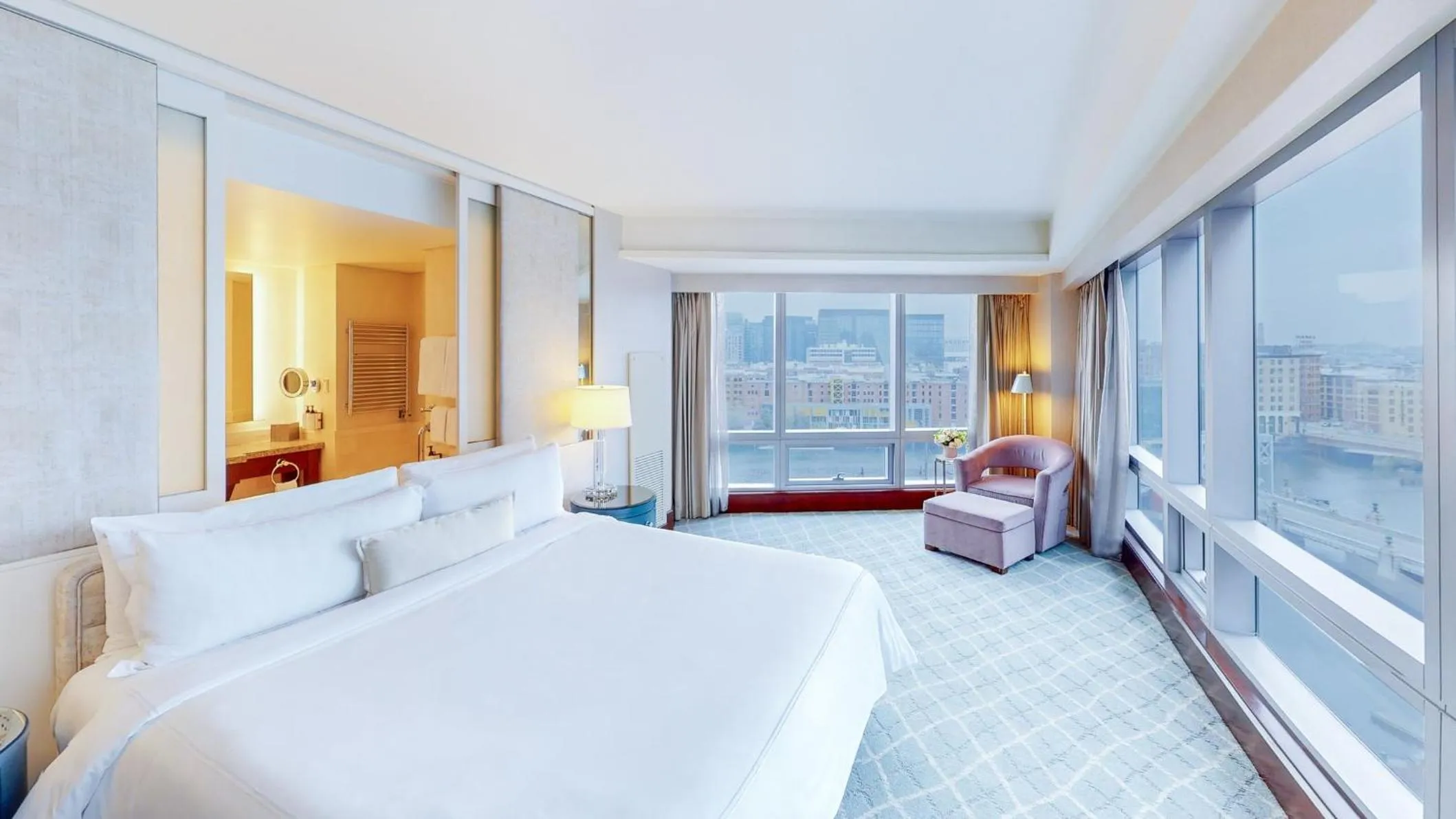 Photo of the whole room, Bed in InterContinental Boston by IHG