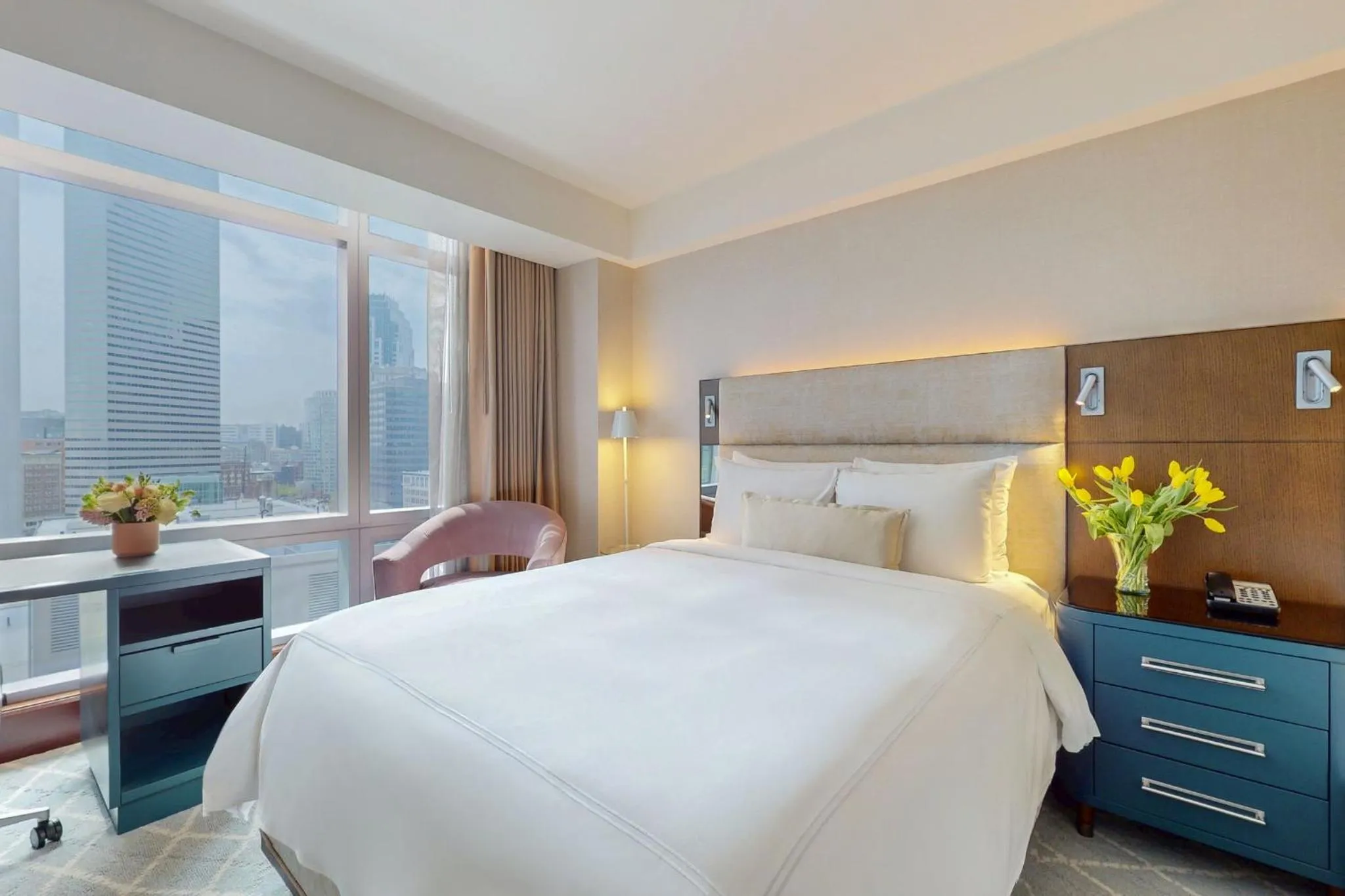 Photo of the whole room, Bed in InterContinental Boston by IHG