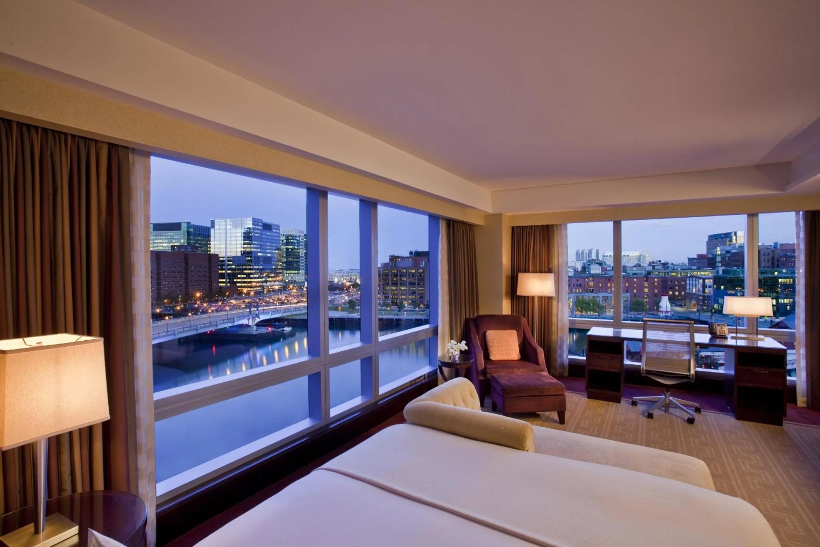 Photo of the whole room, Bed in InterContinental Boston by IHG