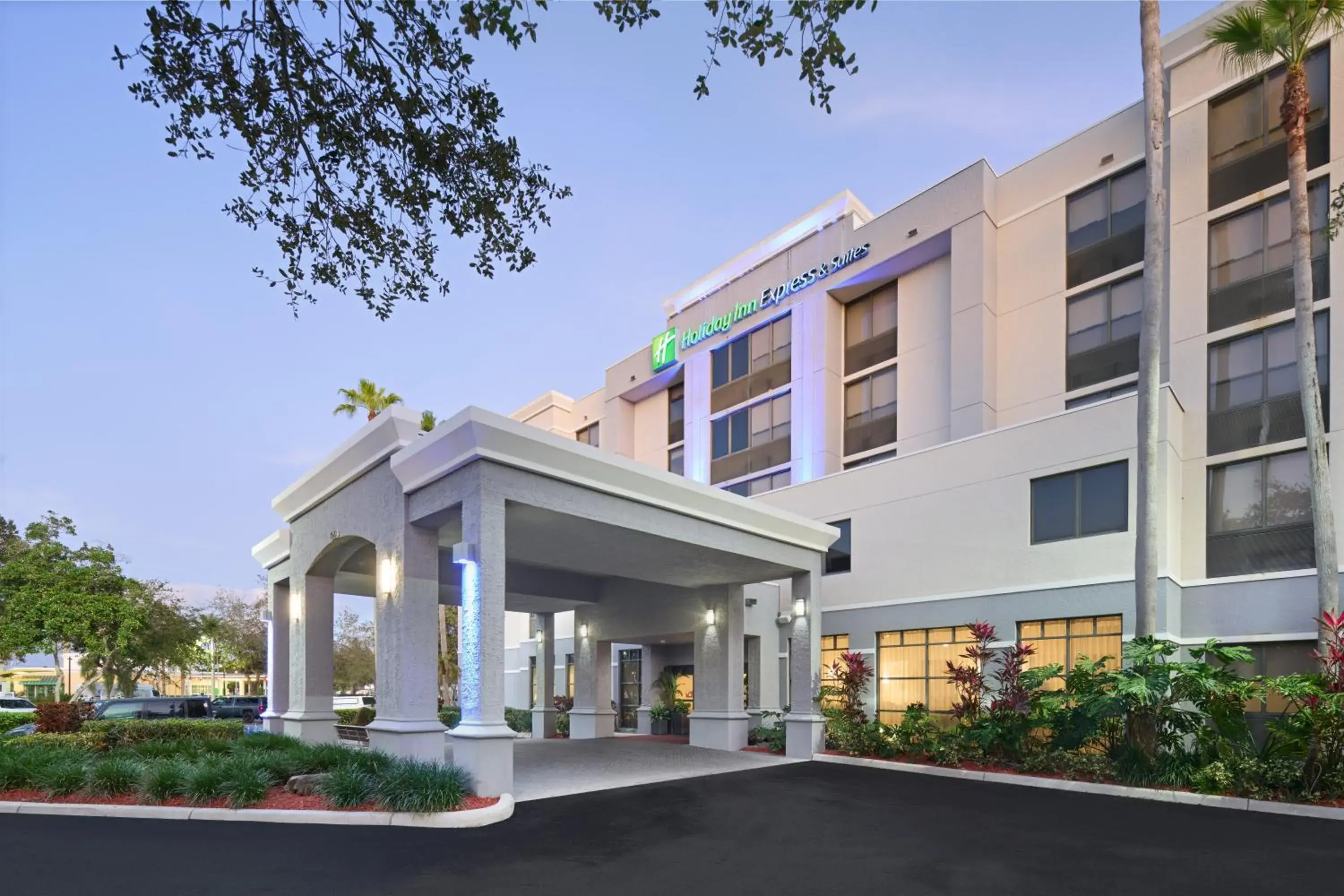Property building in Holiday Inn Express Hotel & Suites Kendall East-Miami by IHG Property building in Holiday Inn Express Hotel & Suites Kendall East-Miami by IHG