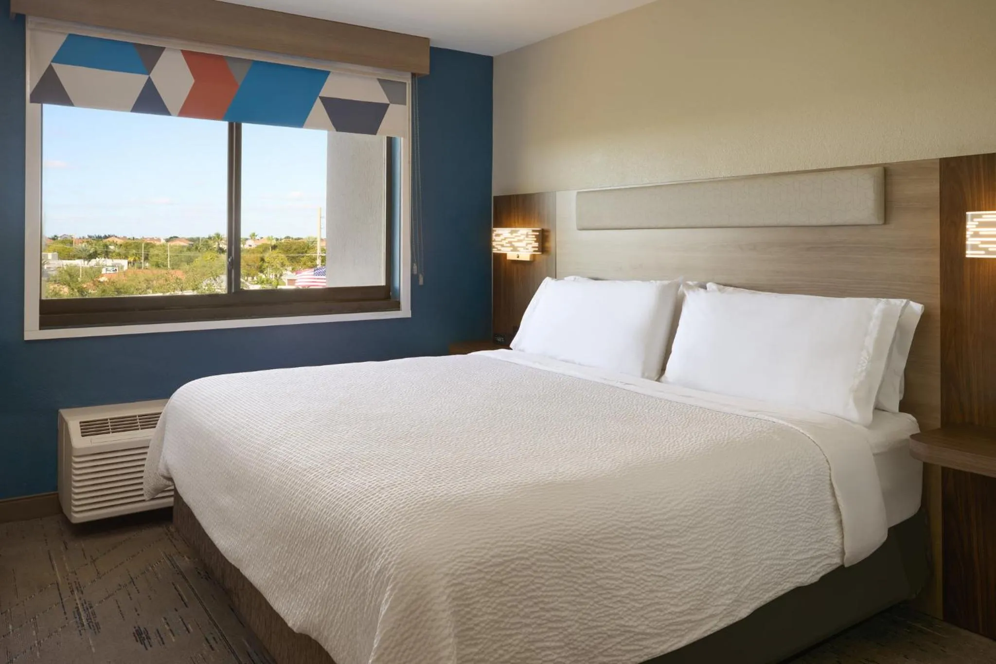 Photo of the whole room, Bed in Holiday Inn Express Hotel & Suites Kendall East-Miami by IHG