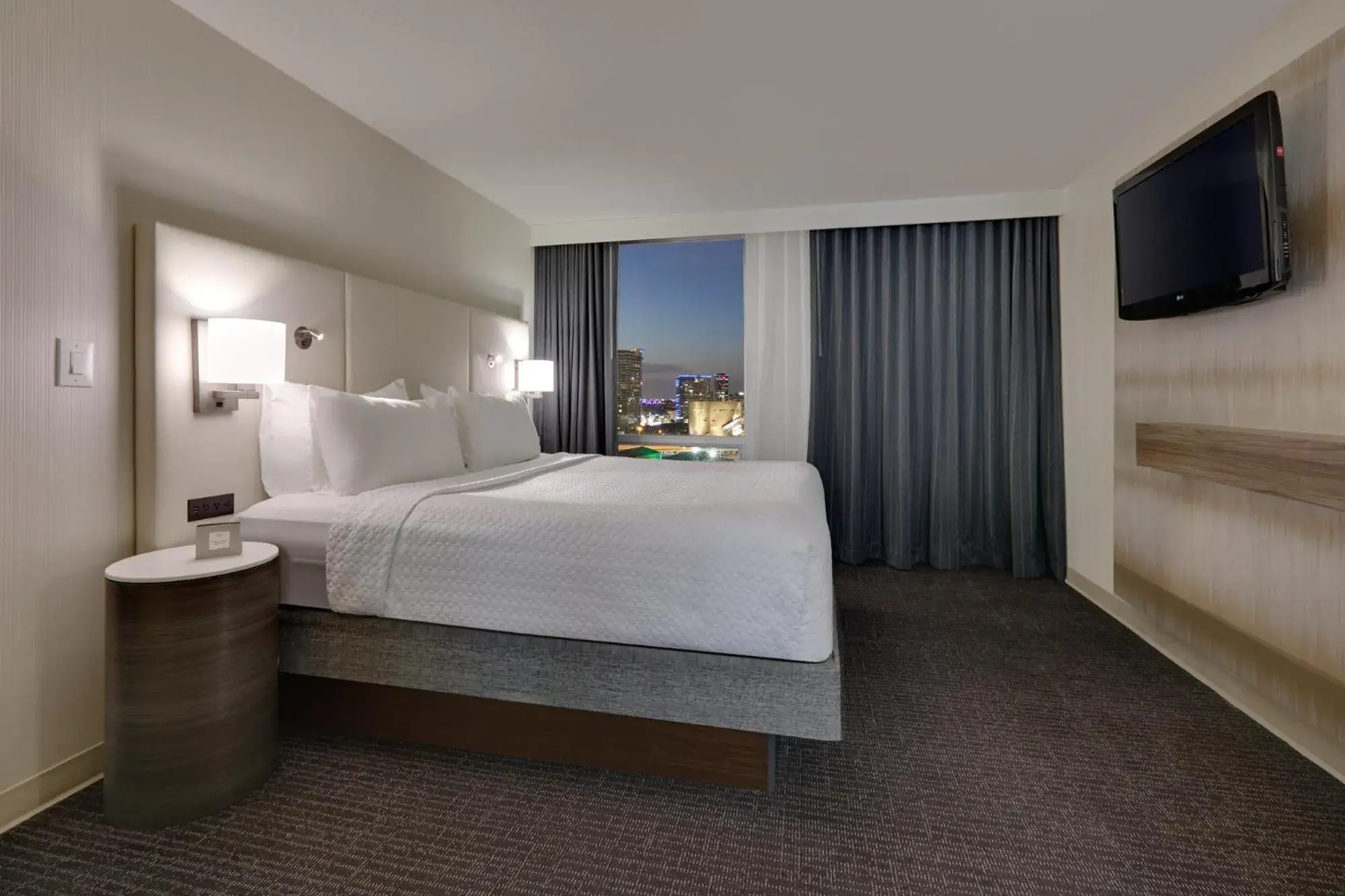 Bedroom in Crowne Plaza Dallas Downtown by IHG Bedroom in Crowne Plaza Dallas Downtown by IHG
