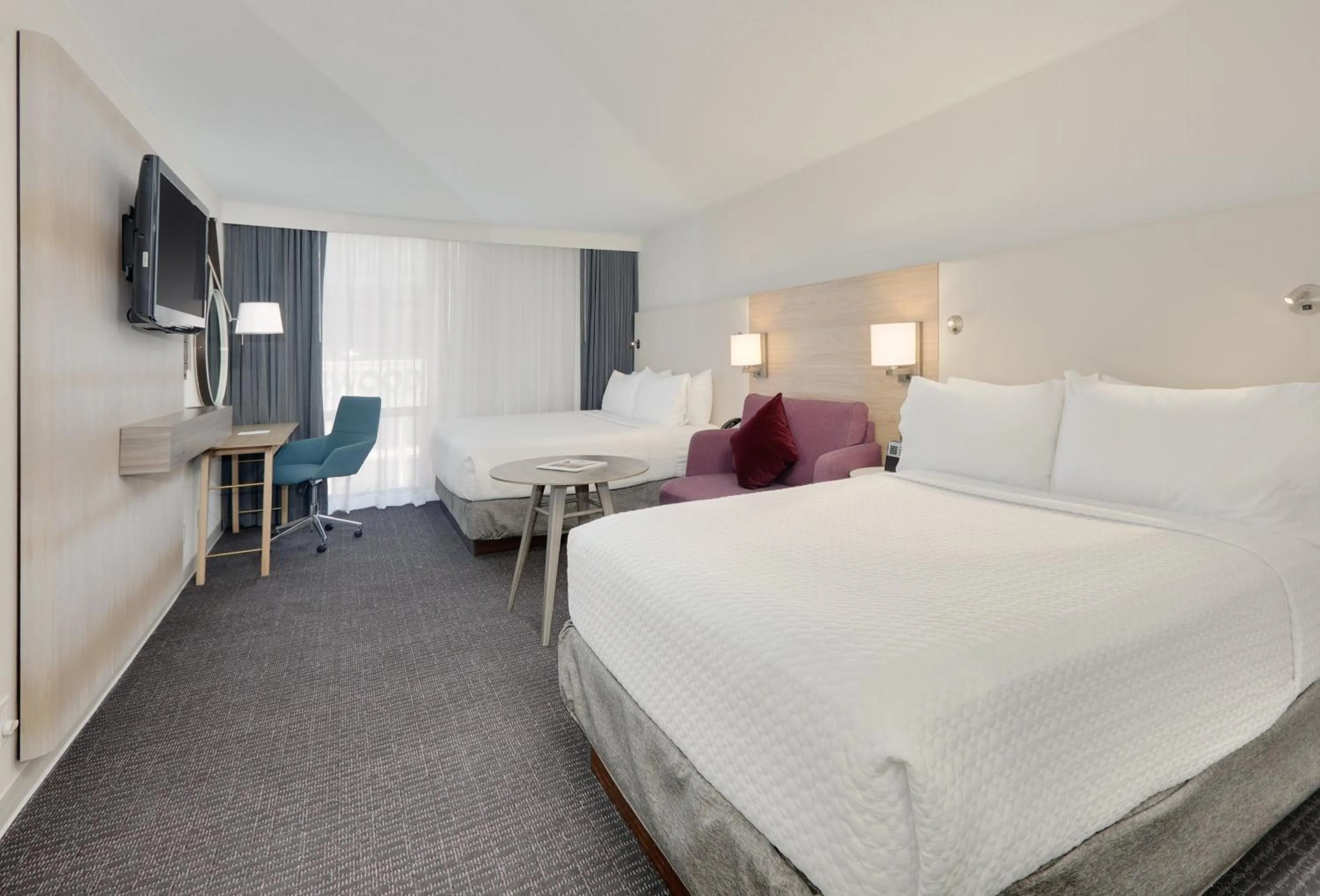 Photo of the whole room, Bed in Crowne Plaza Dallas Downtown by IHG