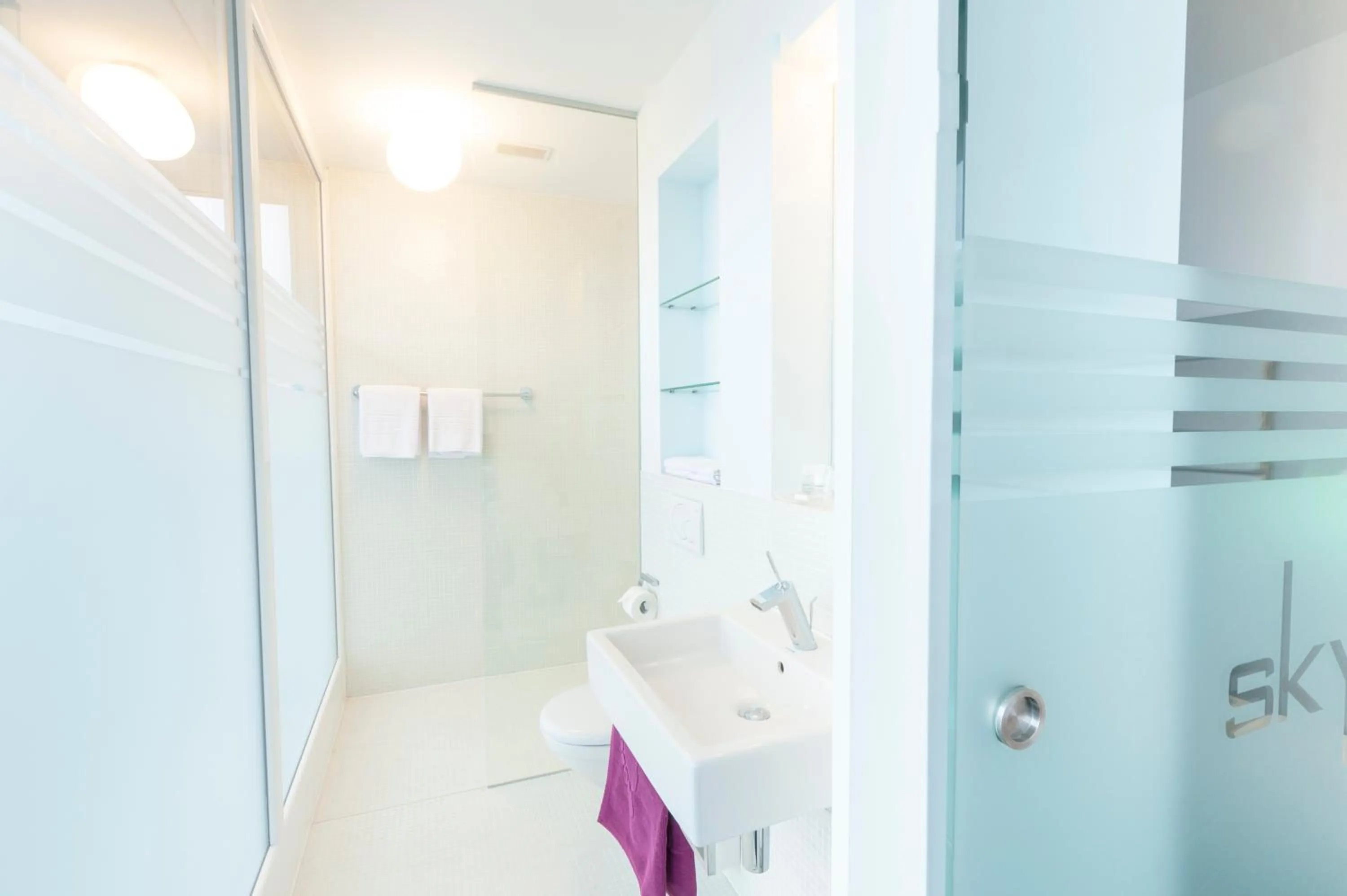 Shower in Sky Design Motel