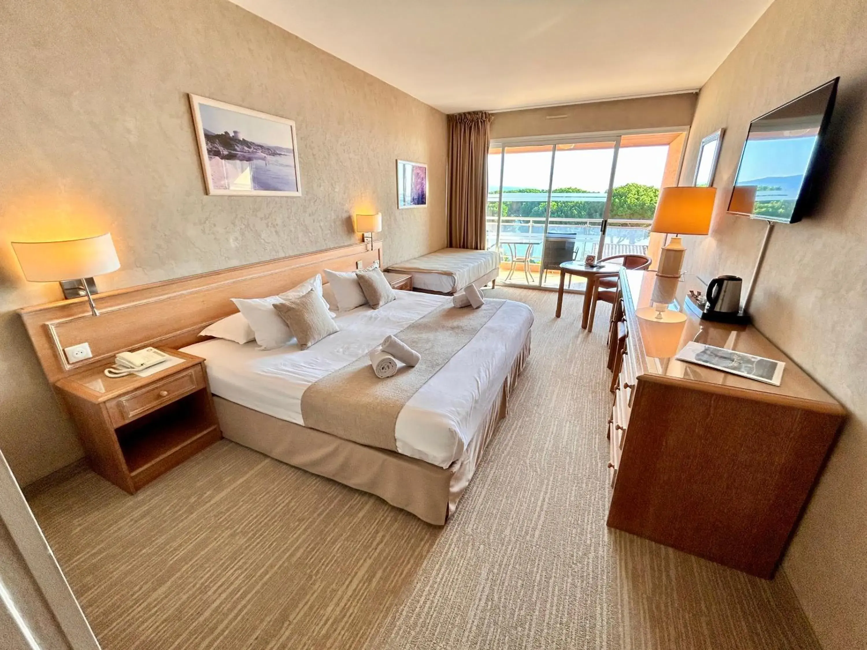 Superior Room Sea View with Balcony in Hôtel La Pinède Superior Room Sea View with Balcony in Hôtel La Pinède