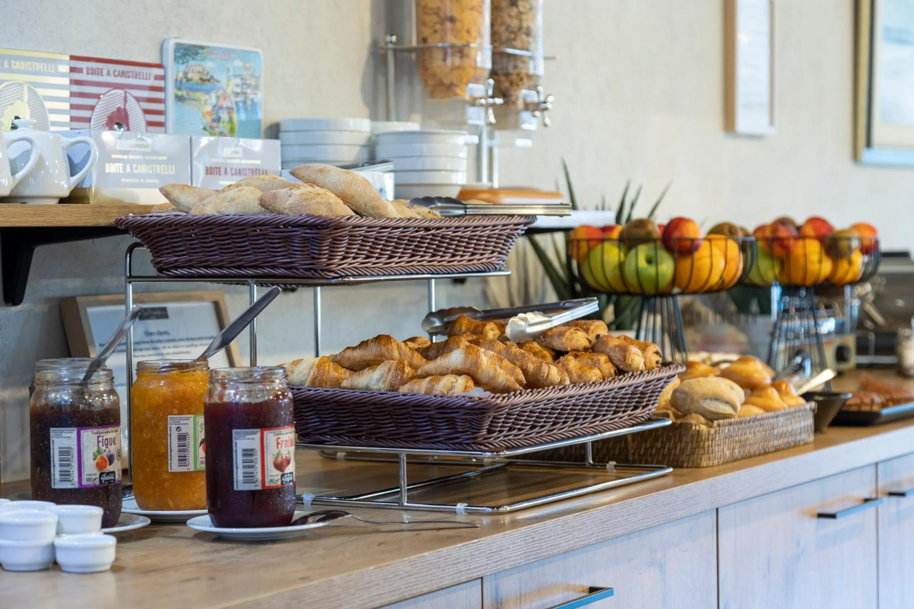 Buffet breakfast in Hôtel La Pinède