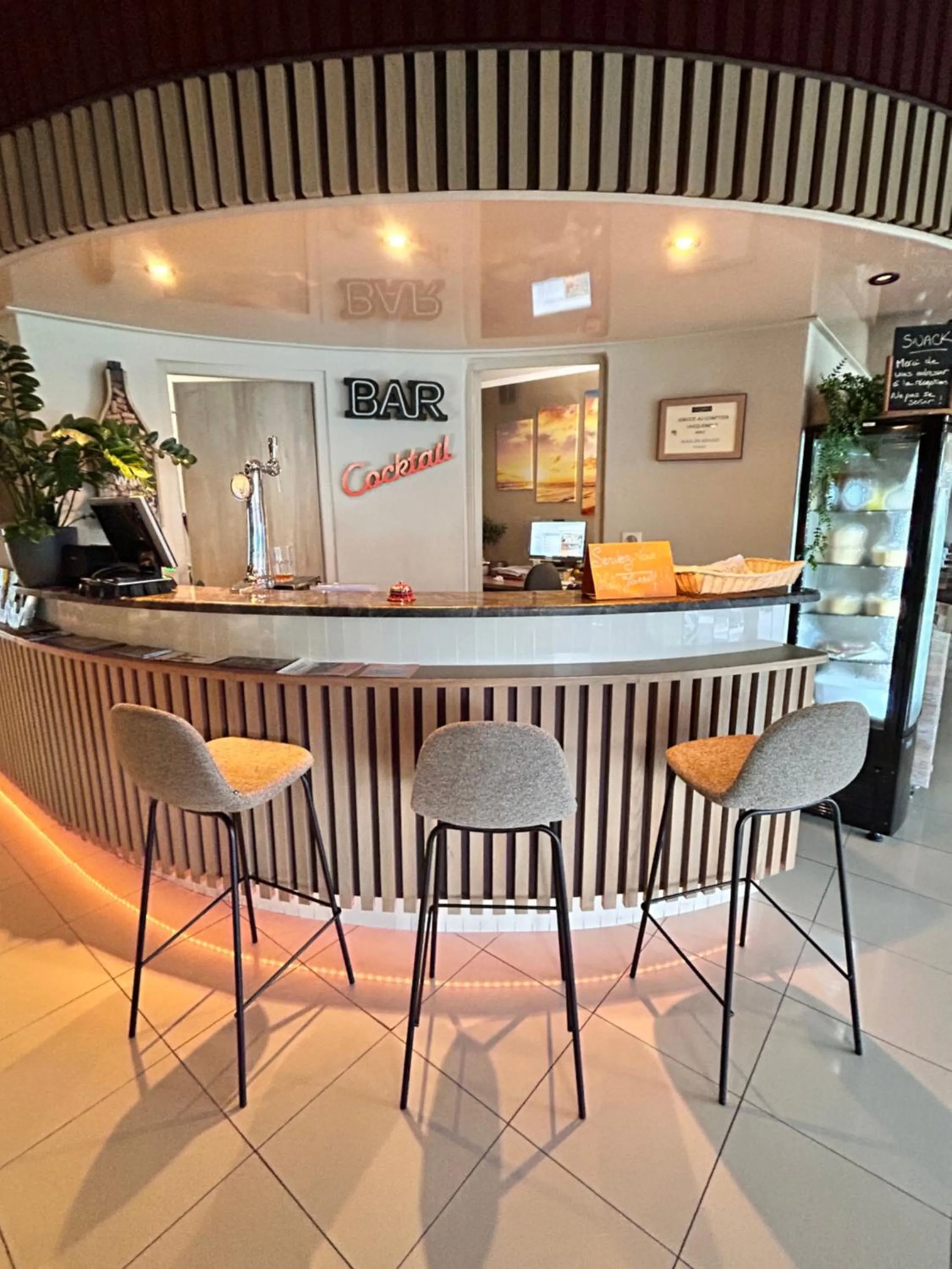 Lounge or bar in Hôtel La Pinède