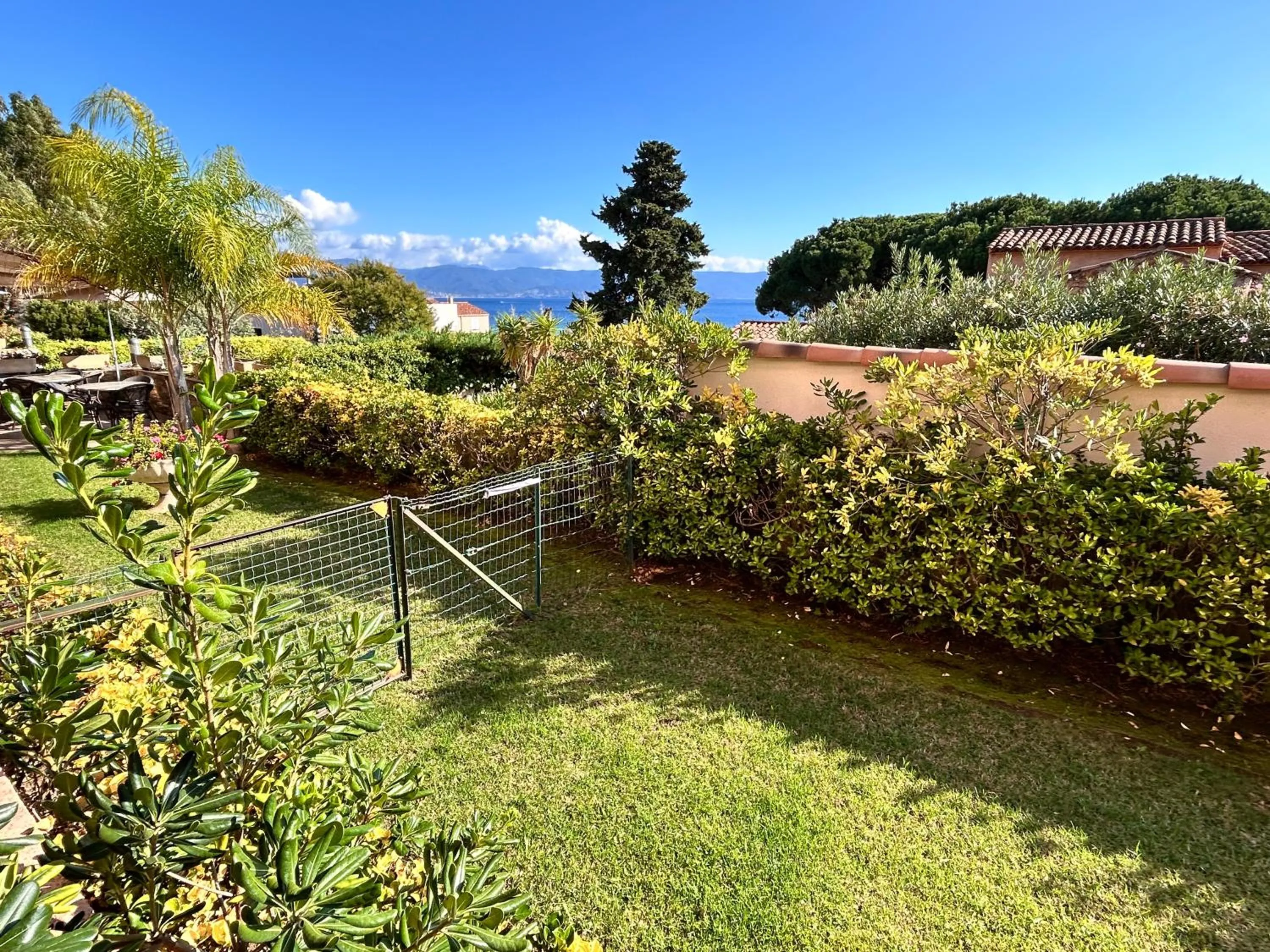 Garden view in Hôtel La Pinède