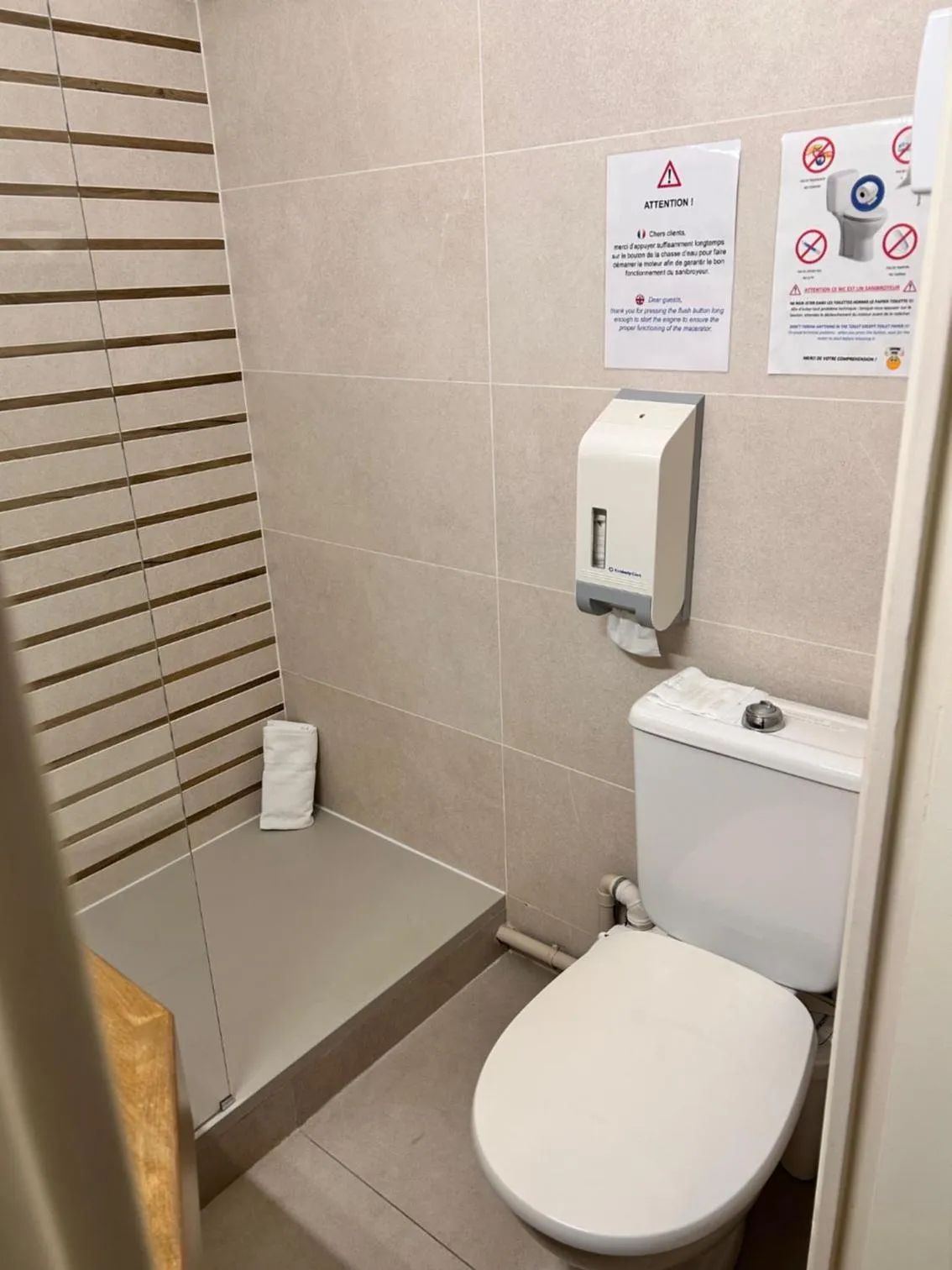 Toilet in Hôtel La Pinède