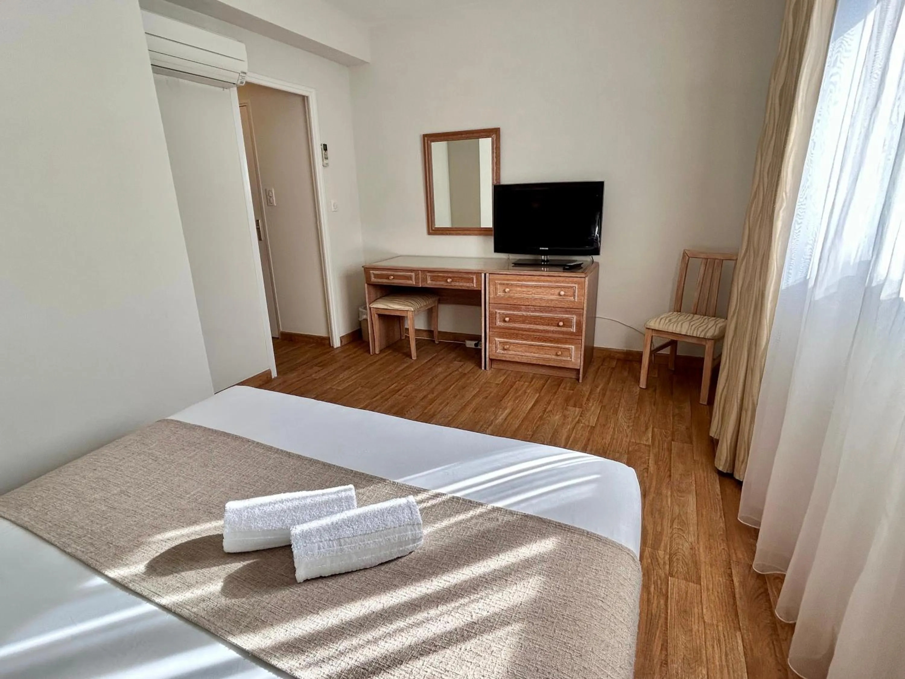 Bedroom, Bed in Hôtel La Pinède