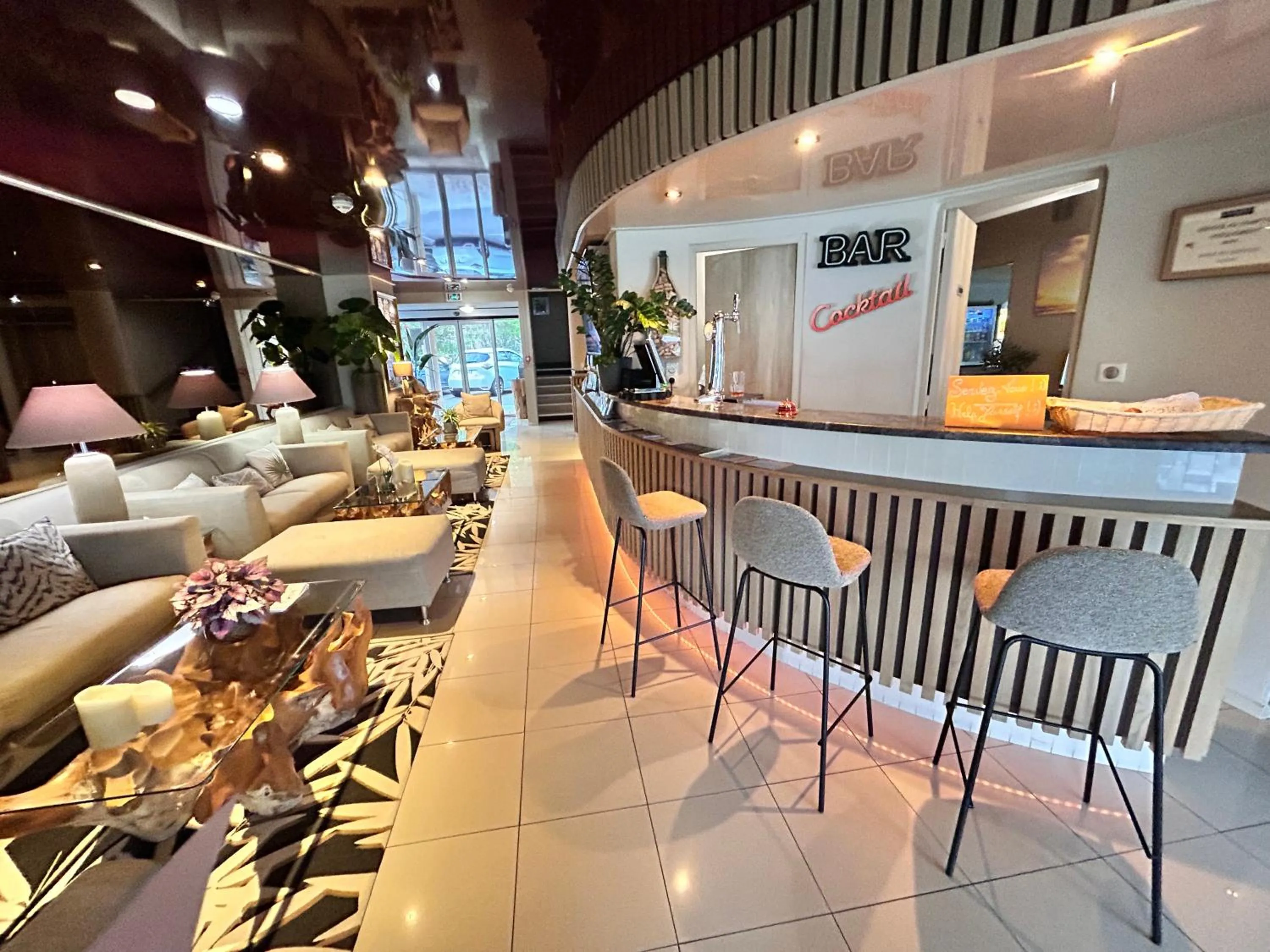 Lounge or bar in Hôtel La Pinède